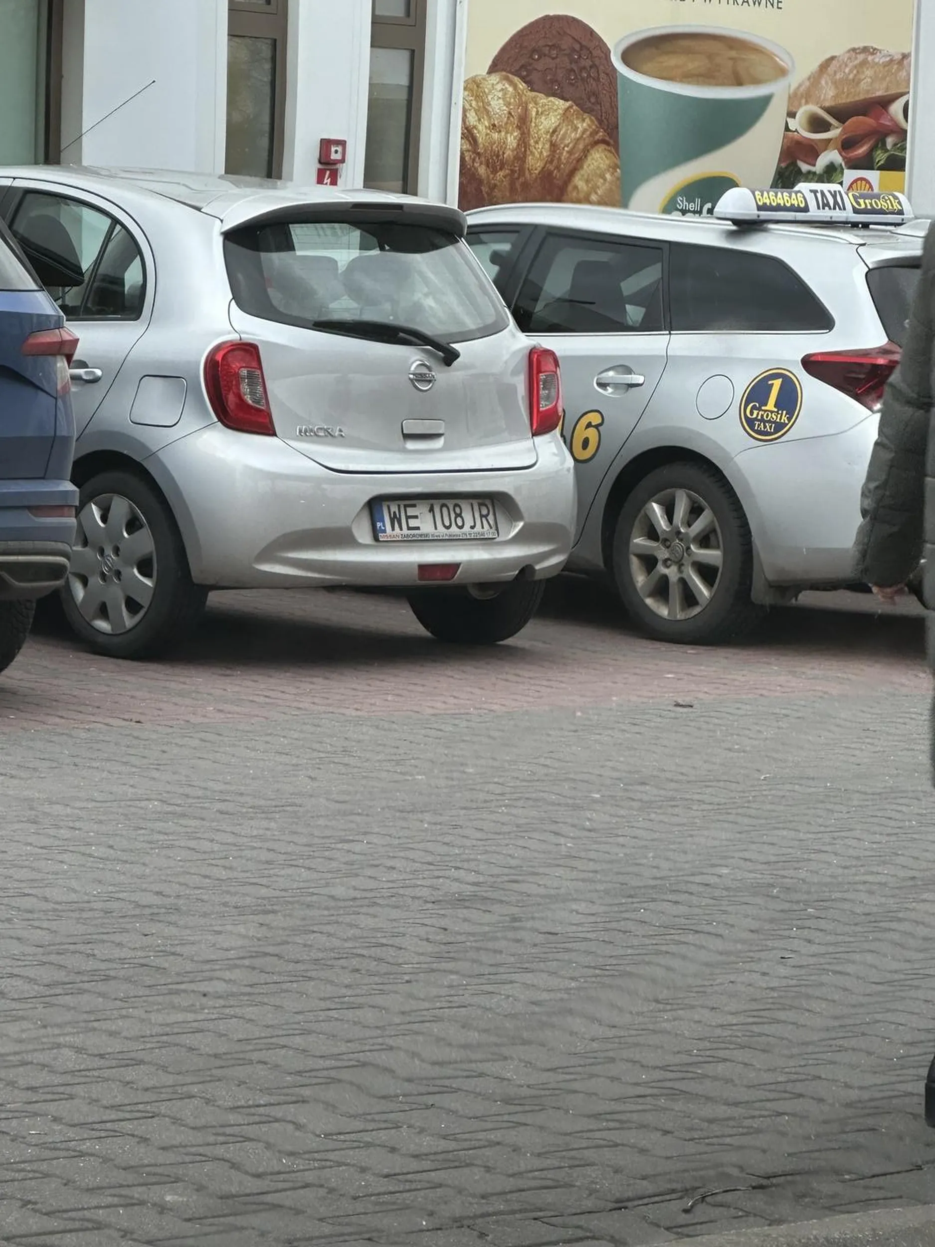 Najgorszy sort mentalnej i plciowej "baby za kierownica". Jezdzi po pasach jak furiatka, nie daje znac kierunkowskazem o zmianie pasa, zajezdza ludziom droge, a jak sie jej zwrocilo grzecznie uwage to jeszcze na pozegnanie zaczela szarpac drzwiami mojego auta bo sie jej nie spodobalo, ze jest nagrana na kamerke. Kilku mezczyzn sie usmialo, ze kobieta kobiecie wygarnia niewlasciwe zachowanie. A taka ameba dalej bedzie jezdzic i tlumaczyc sie zmeczeniem przed swietami - wszyscy jestesmy zmeczeni, ale chyba tez wszyscy chcemy byc w jednym kawalku i miec cale auto. Myslenie nie boli, ale brak mozgu juz chyba tak.