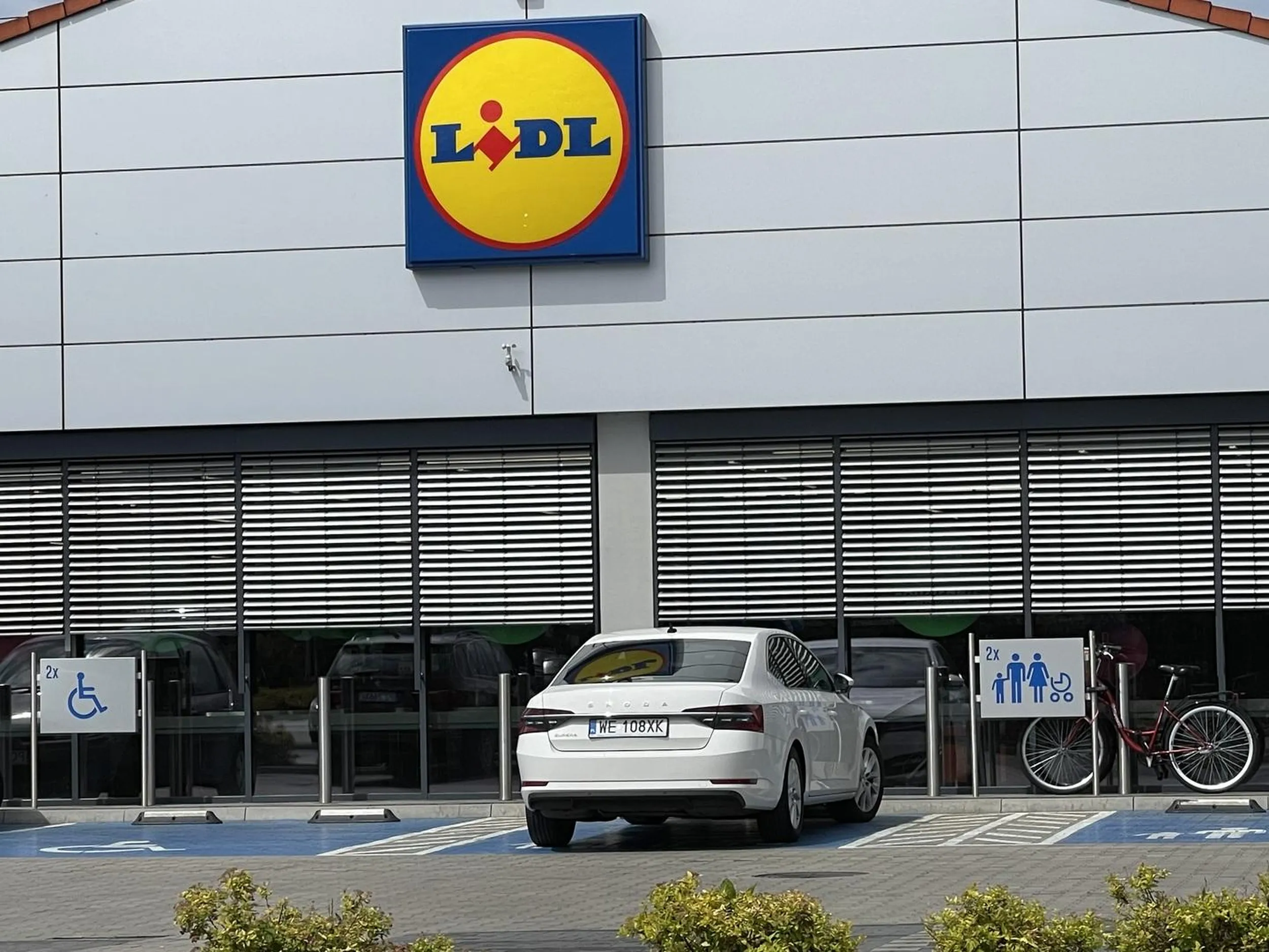 Na około niemal wszystkie miejsca wolne, nawet sporo korzystniej usytuowane (bliżej wejścia), a ten nieskorosły facio koniecznie musiał zaparkować na tych przeznaczonych dla rodzin z dziećmi :) może pomyliłeś z miejscami dla niepełnosprawnych, jedno obok było wolne… Co prawda niepełnosprawni umysłowo rzadko posiadają prawo jazdy, ale może to ten przypadek?