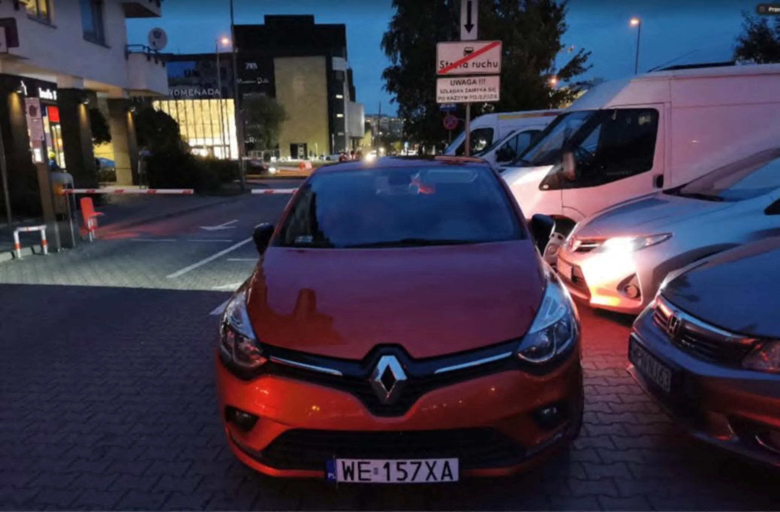 40 min czekania na wyjazd z parkingu bo pani sobie poszła na picce