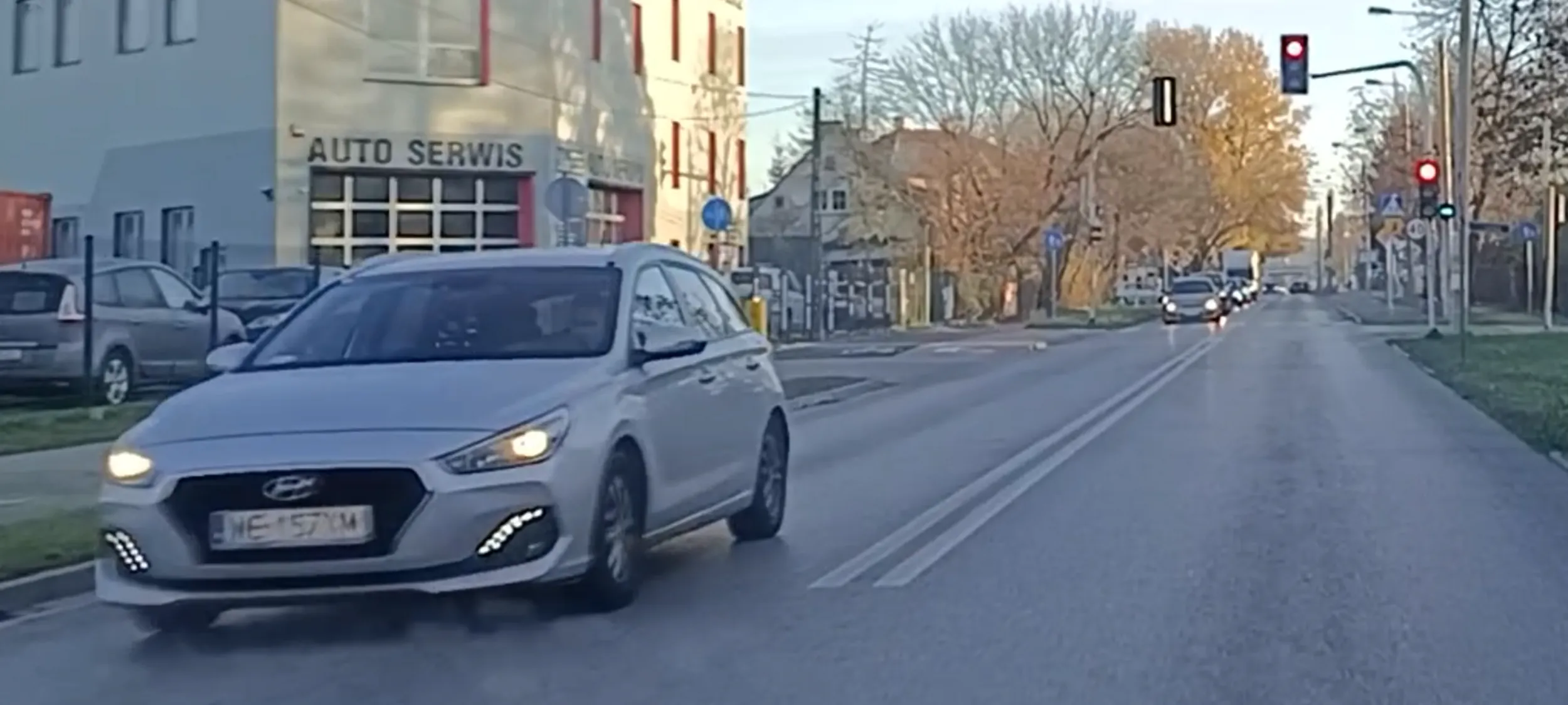 Zabójca drogowy, jeździ przez skrzyżowanie na czerwonym sygnalizatorze. Wkrótce kogoś zabije.