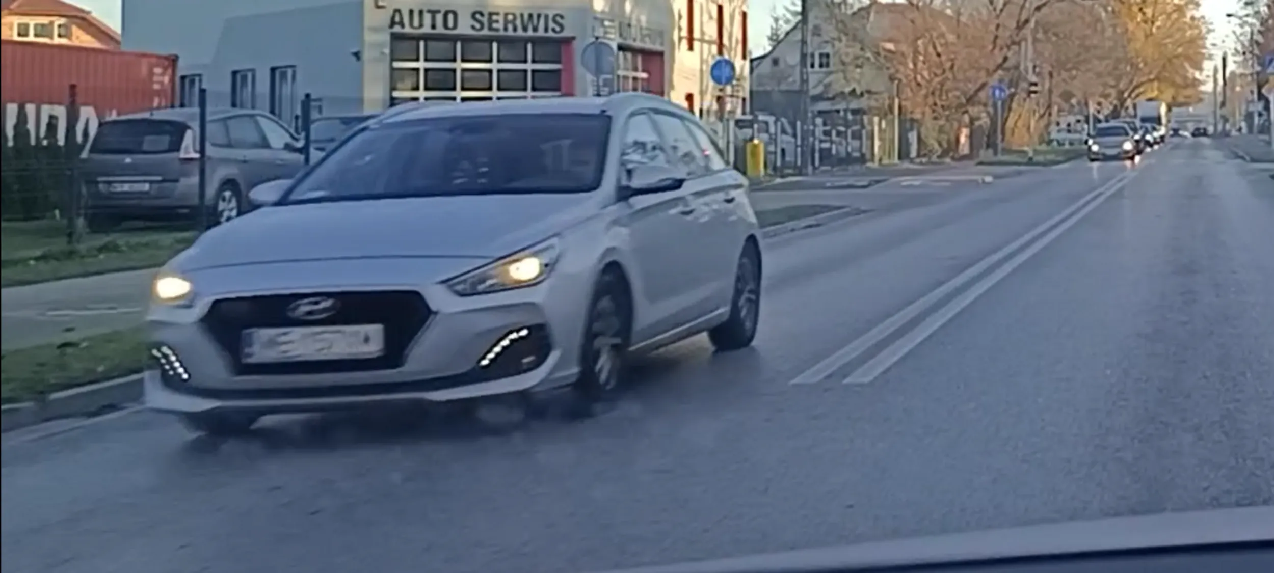 Zabójca drogowy, jeździ przez skrzyżowanie na czerwonym sygnalizatorze. Wkrótce kogoś zabije.