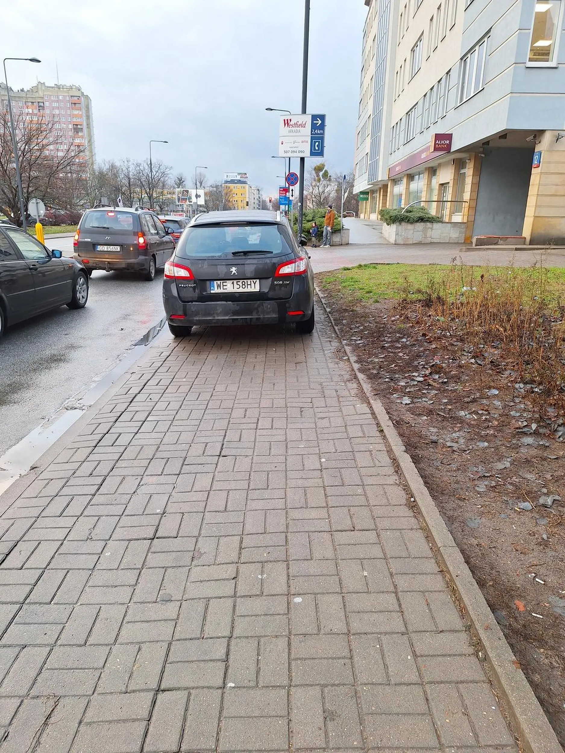 Tak się parkuje przy Solidarności, a w okolicy parkingów nie brakuje