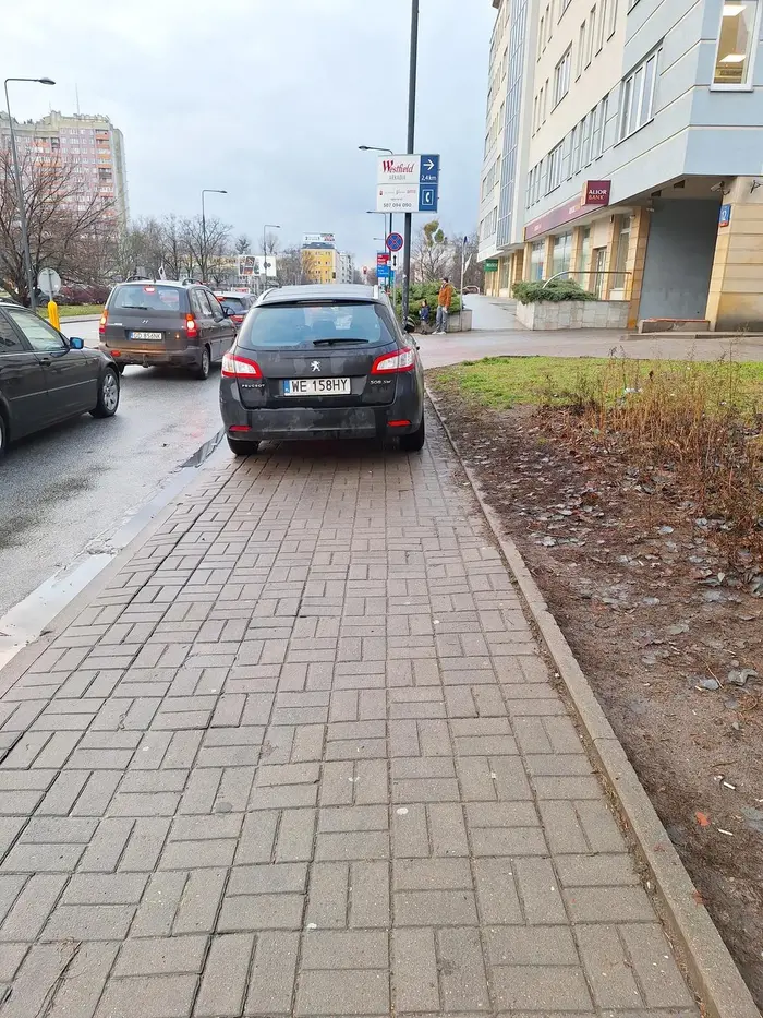 Tak się parkuje przy Solidarności, a w okolicy parkingów nie brakuje