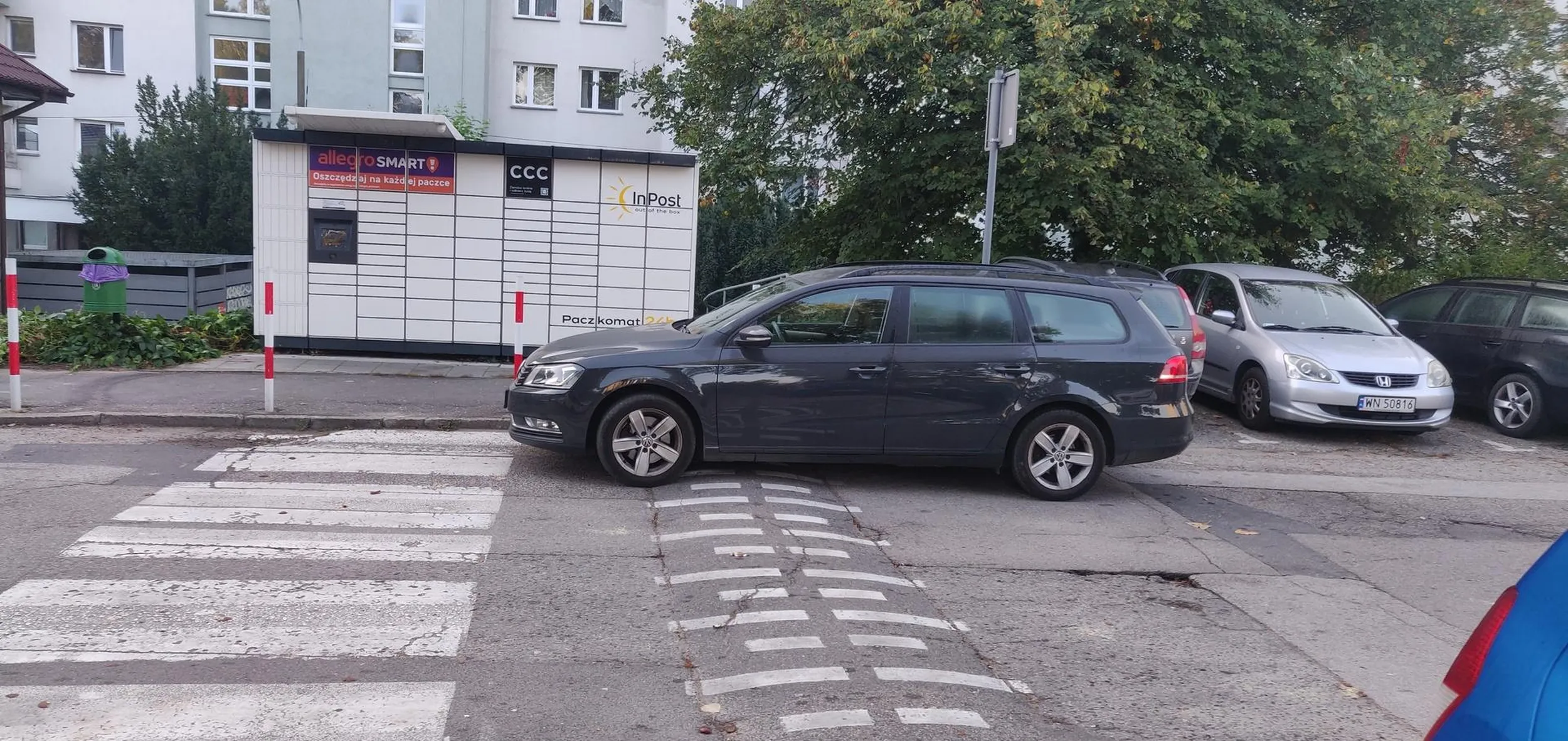 Rodzicu. Stoisz na przejściu dla pieszych, którym Twoje dziecko będzie wracać do domu. Wymuszasz na innych łamanie przepisów wymijania twojego złomu na przejściu dla pieszych. Nie raz. Nie dwa. Kup sobie rower jak nie umiesz zaparkować swojego auta. Miejsc na parkingu dostatek. Jesteś leniwym albo leniwą osoba bez wyobraźni żeby nie napisać brzydko.