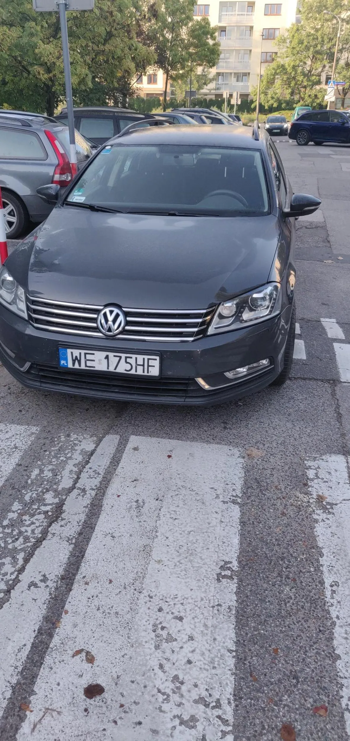 Rodzicu. Stoisz na przejściu dla pieszych, którym Twoje dziecko będzie wracać do domu. Wymuszasz na innych łamanie przepisów wymijania twojego złomu na przejściu dla pieszych. Nie raz. Nie dwa. Kup sobie rower jak nie umiesz zaparkować swojego auta. Miejsc na parkingu dostatek. Jesteś leniwym albo leniwą osoba bez wyobraźni żeby nie napisać brzydko.