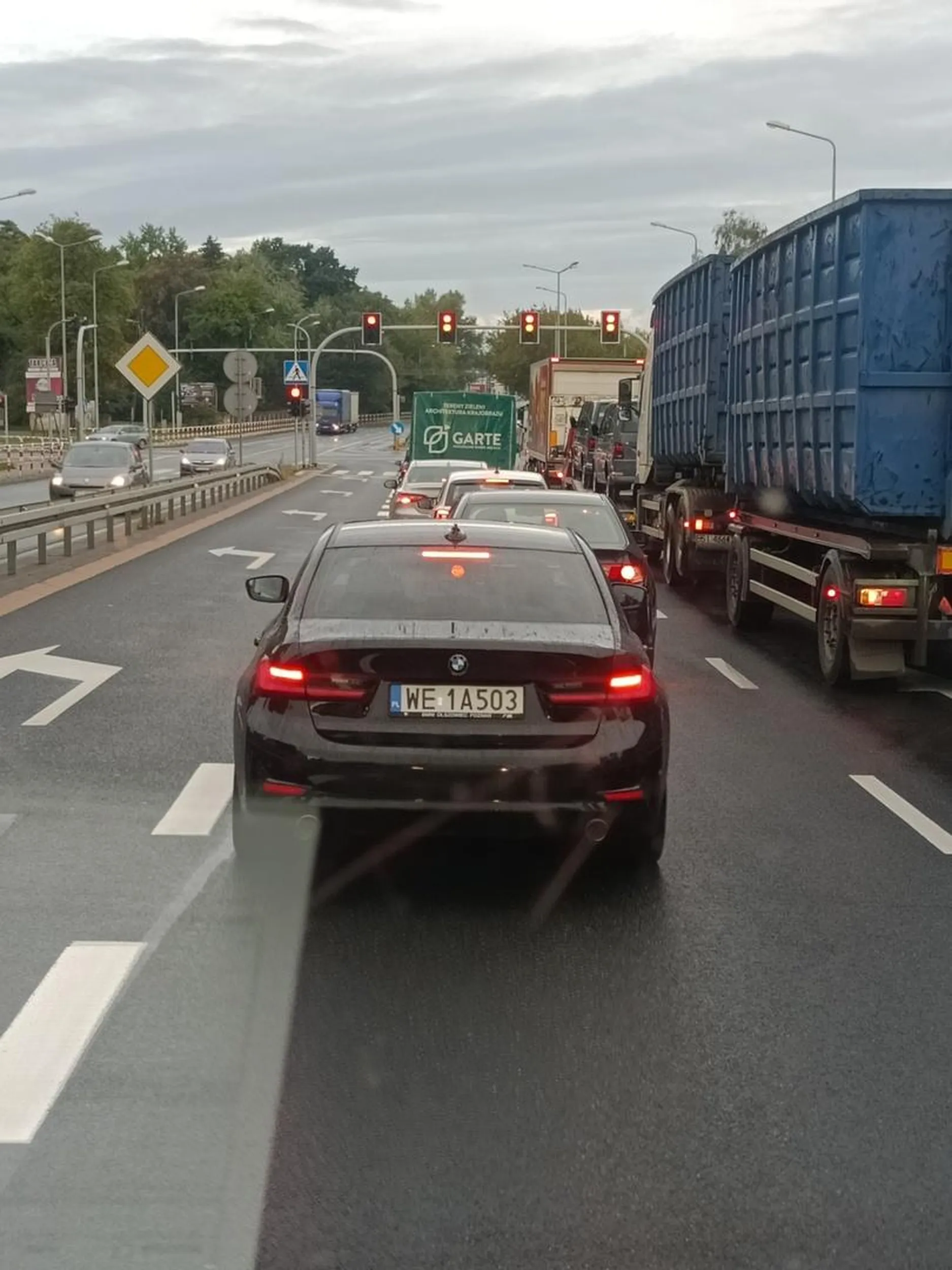 Nie polecam tego wariata bo kierowcą jakim można go nazwać to chyba takim który porusza się po torze i tam go zapraszam. Robi sobie slalom, bo inny zwalniają bo roboty drogowe, czerwone na skrzyżowaniu Czy fotoradar to on i tak musi ich wyprzedzić.