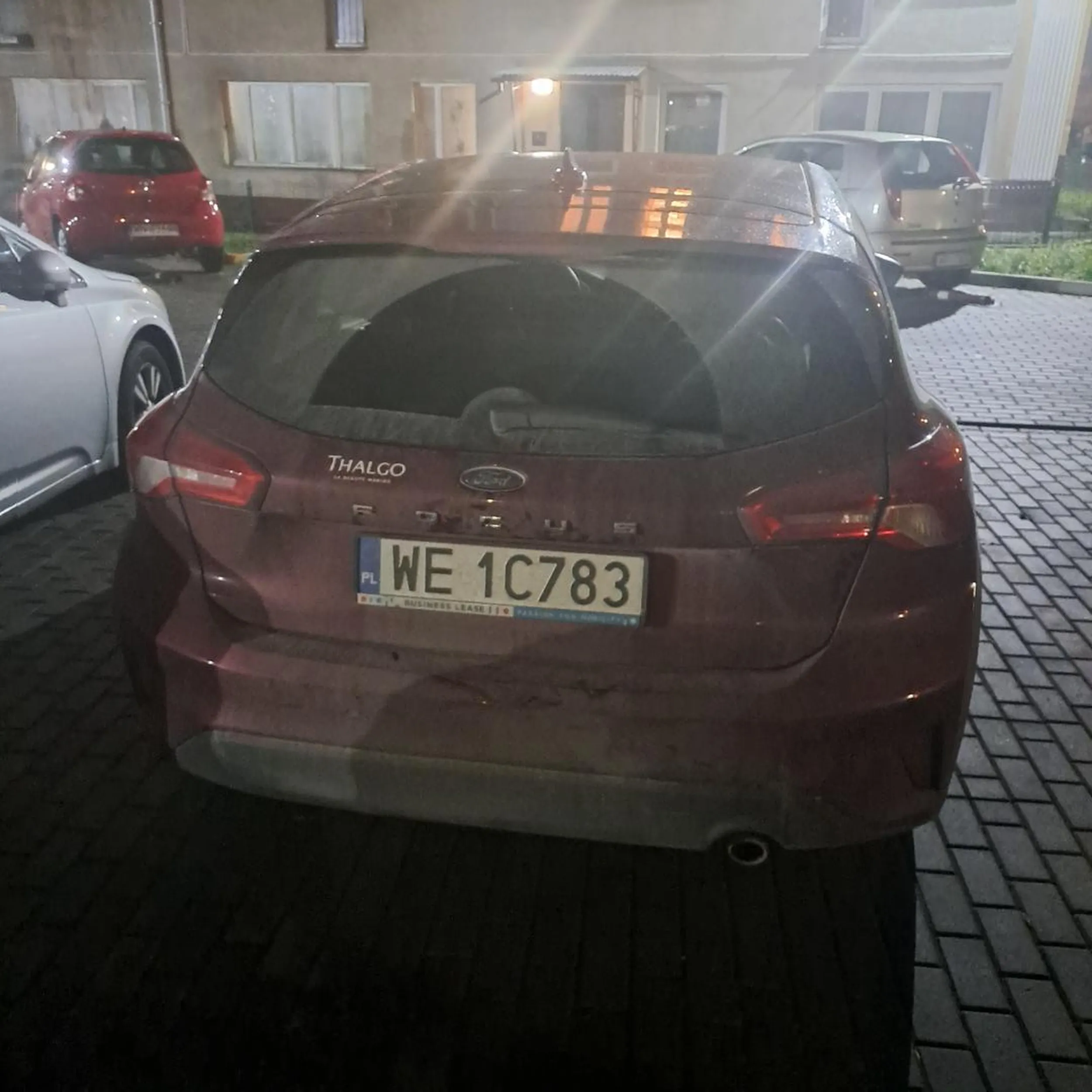 Koleś lubi wjeżdżać na cudze miejsca za które ktoś słono płaci... bez zastanowienia i pozwolenia. Ostatnio tak zrobił w Pasecznie... ostrożnie z typem....