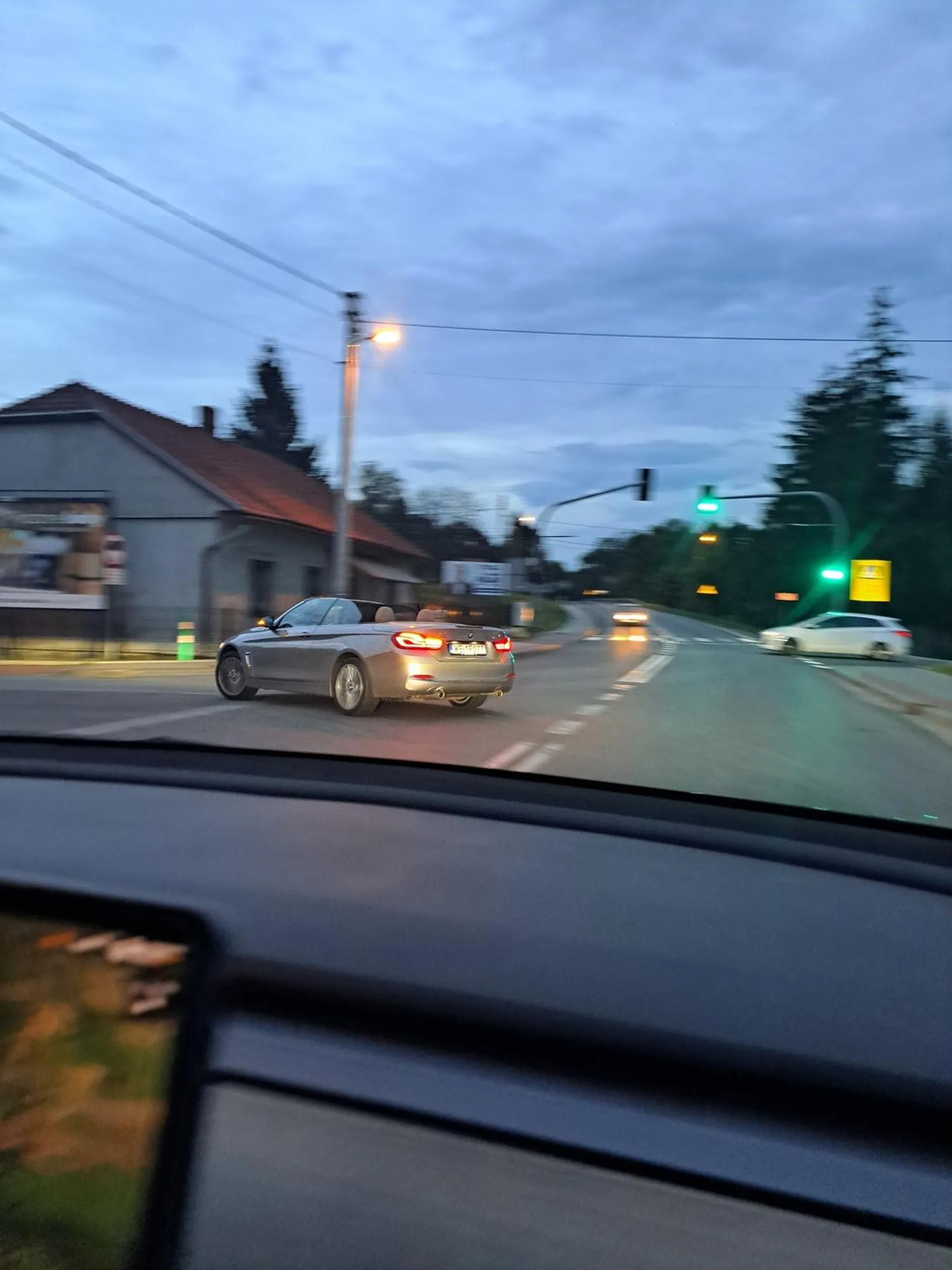 Największy burak z małopolski  pojazd to BMW e407 cabrio z blacharą w środku chciał się popisać przed teslą-S