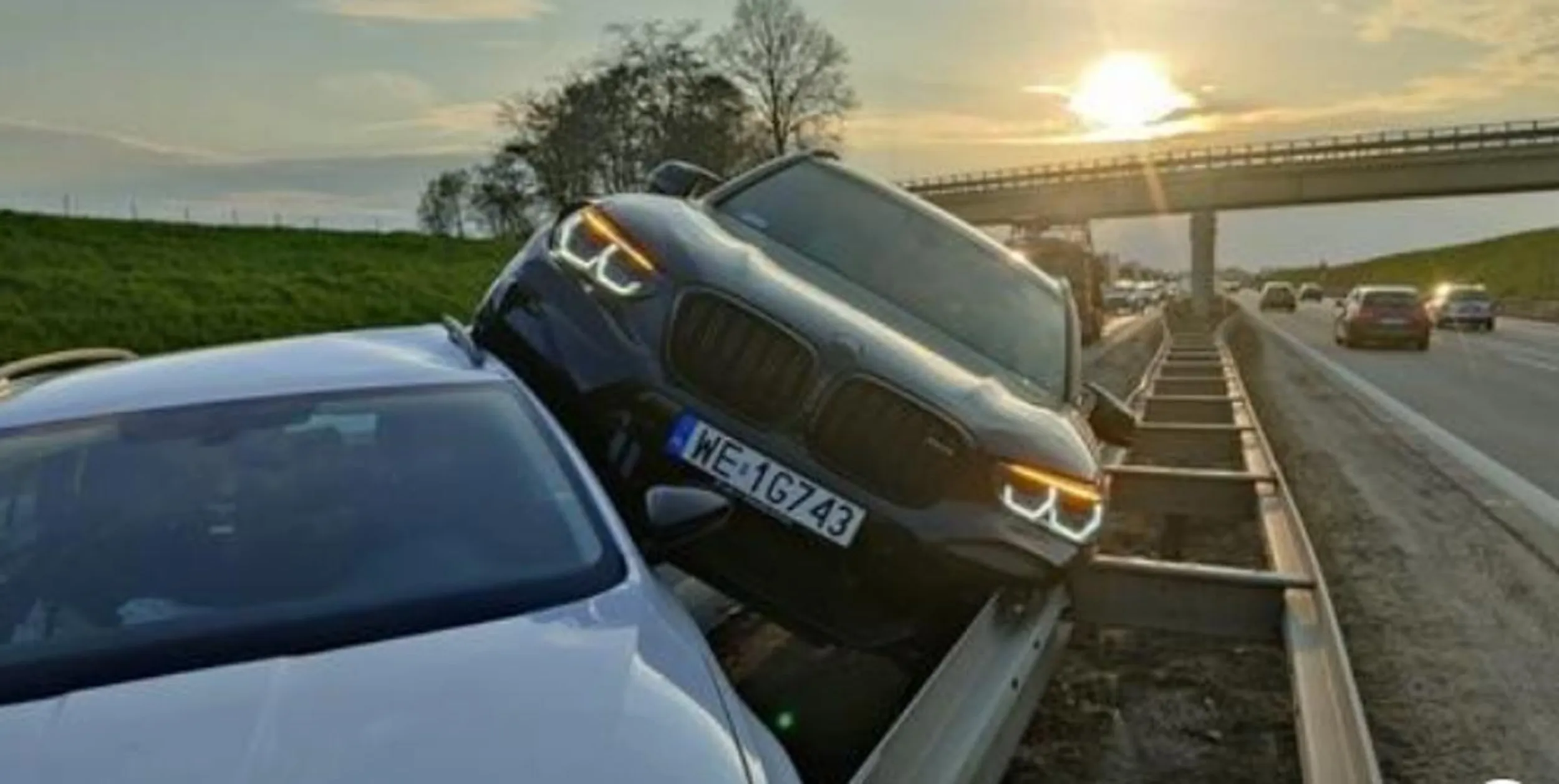 Nie zachowuje odstępu i później ląduje na barierkach.