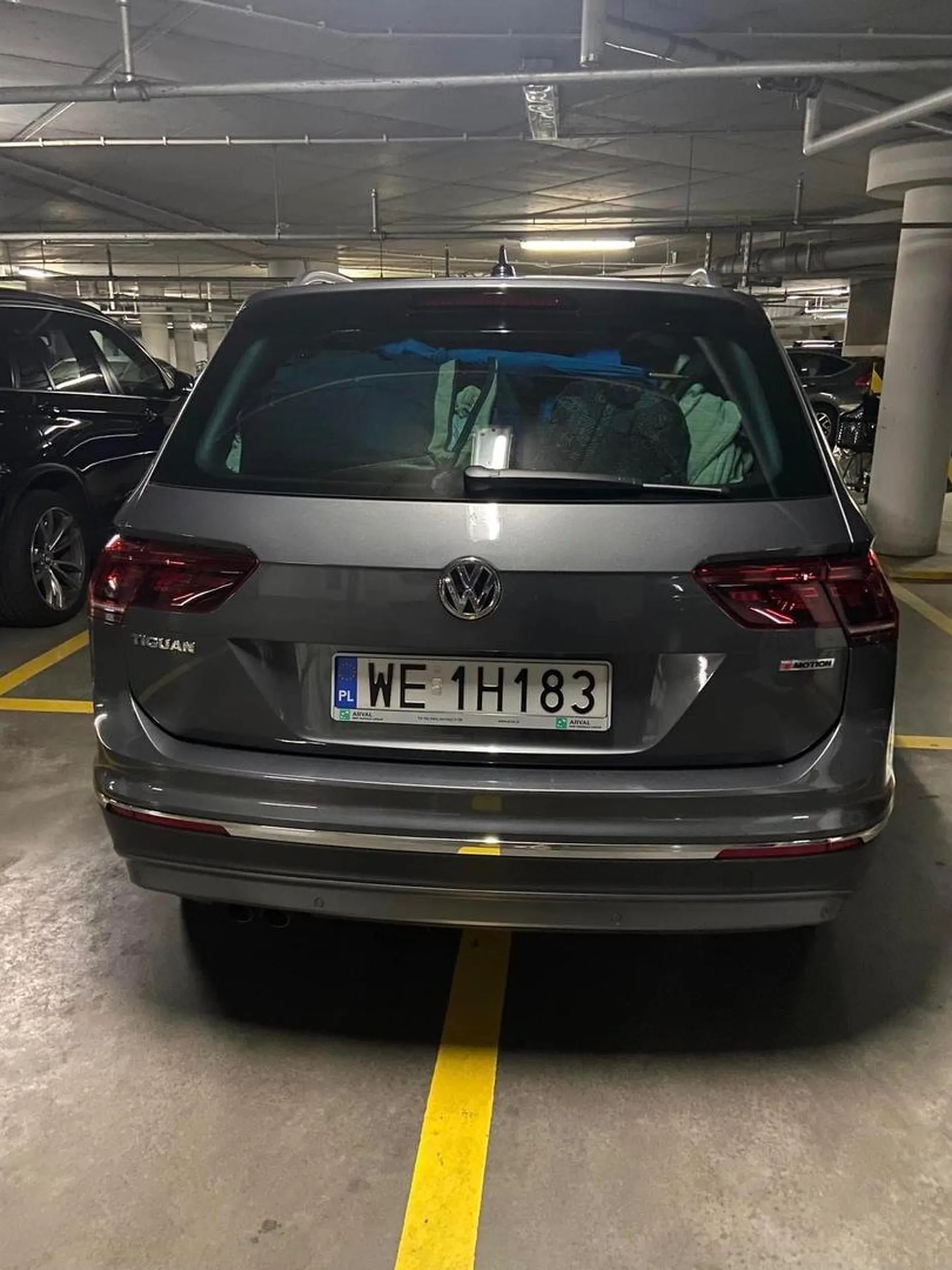 Kierowca zajął cztery miejsca na parkingu podziemnym co więcej żadne nie jest jego. Jakim trzeba być kretynem?