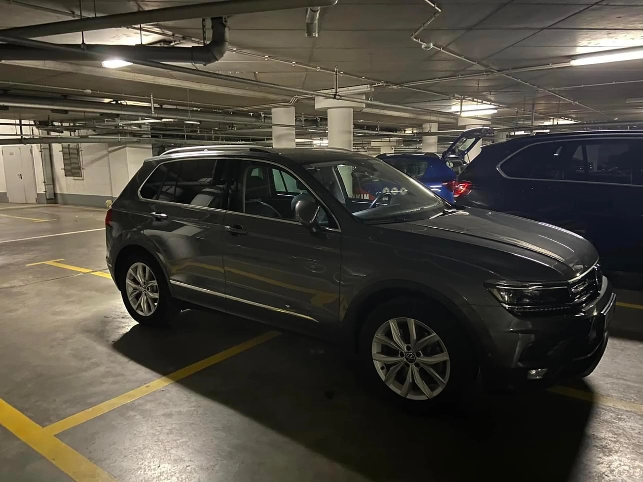 Kierowca zajął cztery miejsca na parkingu podziemnym co więcej żadne nie jest jego. Jakim trzeba być kretynem?