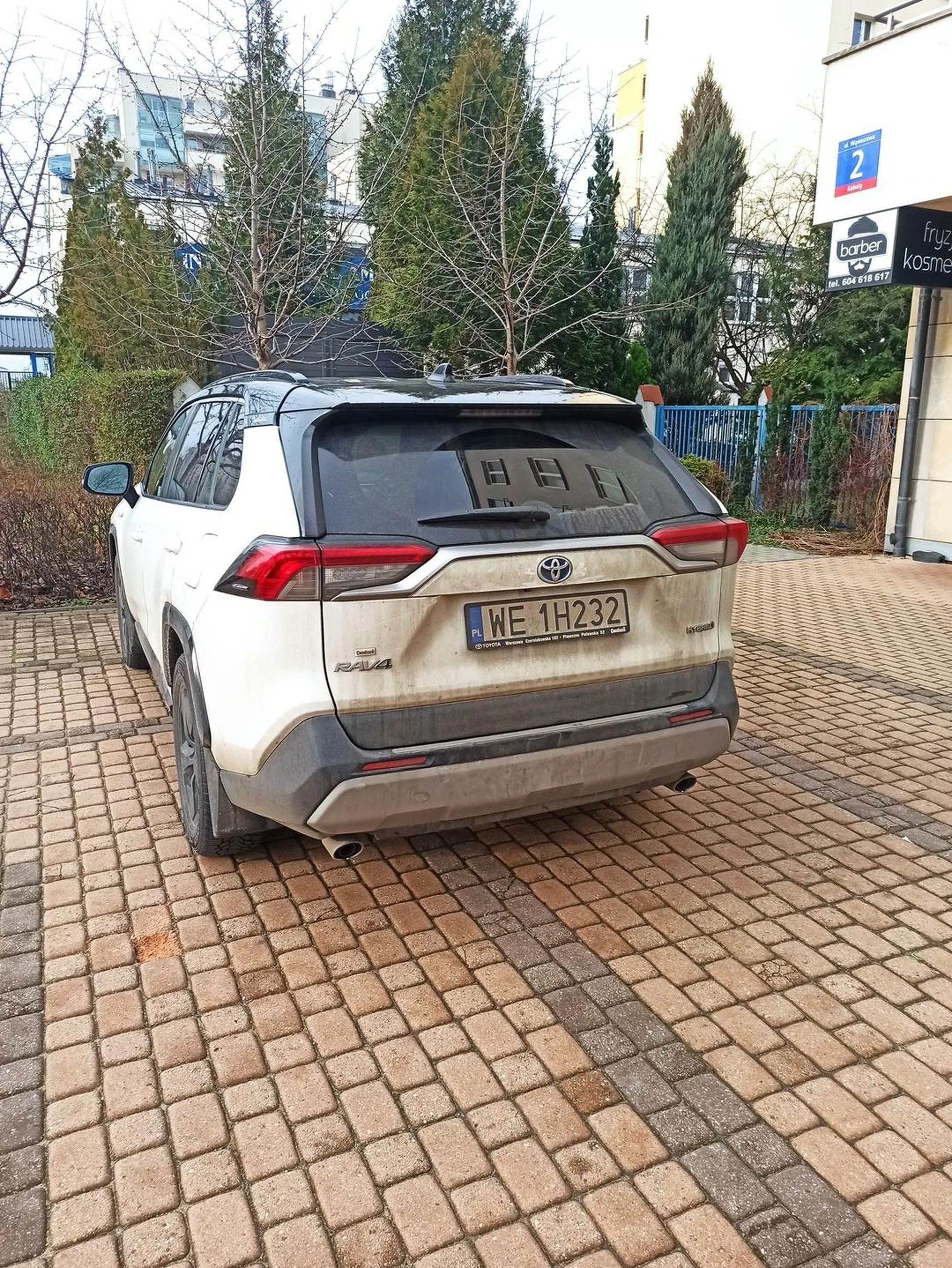 Nie pozdrawiam kierowcy Toyoty WE1H232, który w poniedziałek ok godziny 10.10 jechał z prędkością ok 30km/h chodnikiem ulicy Wąwozowej w Warszawie (z włączonymi awaryjnymi, to nie jest uzasadnienie), by zaparkować pod sklepem jak widać. Po zwróceniu uwagi stukaniem w czoło (mogłem stanąc jako pieszy na środku chodnika) bardzo się oburzył. Zalecam poradnię psychiatryczną i dozór policyjny w domu.