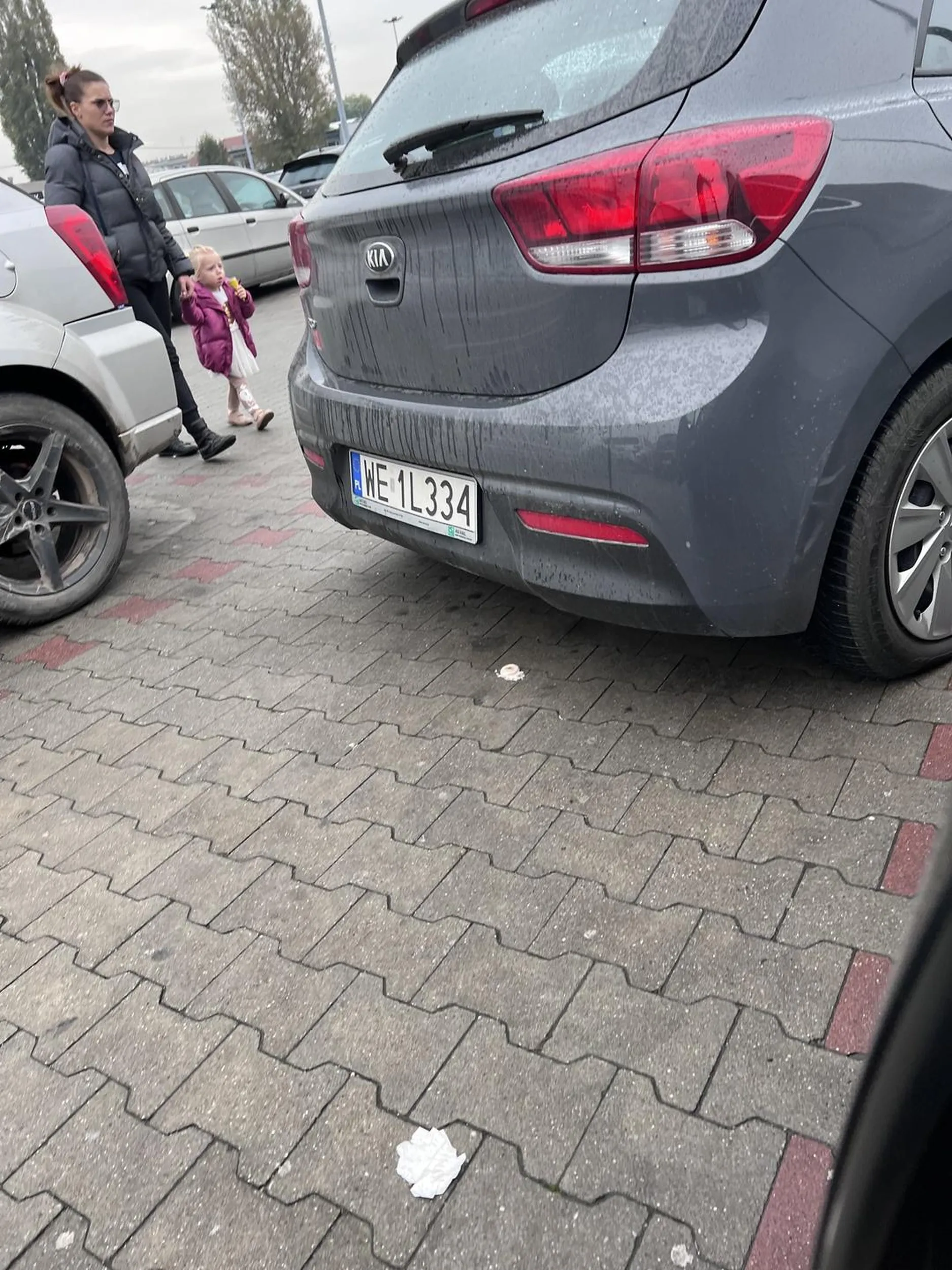 Kierowca po zaparkowaniu blisko mojego samochodu w ogóle nie przejmował się tym, że obił mi samochód drzwiami.