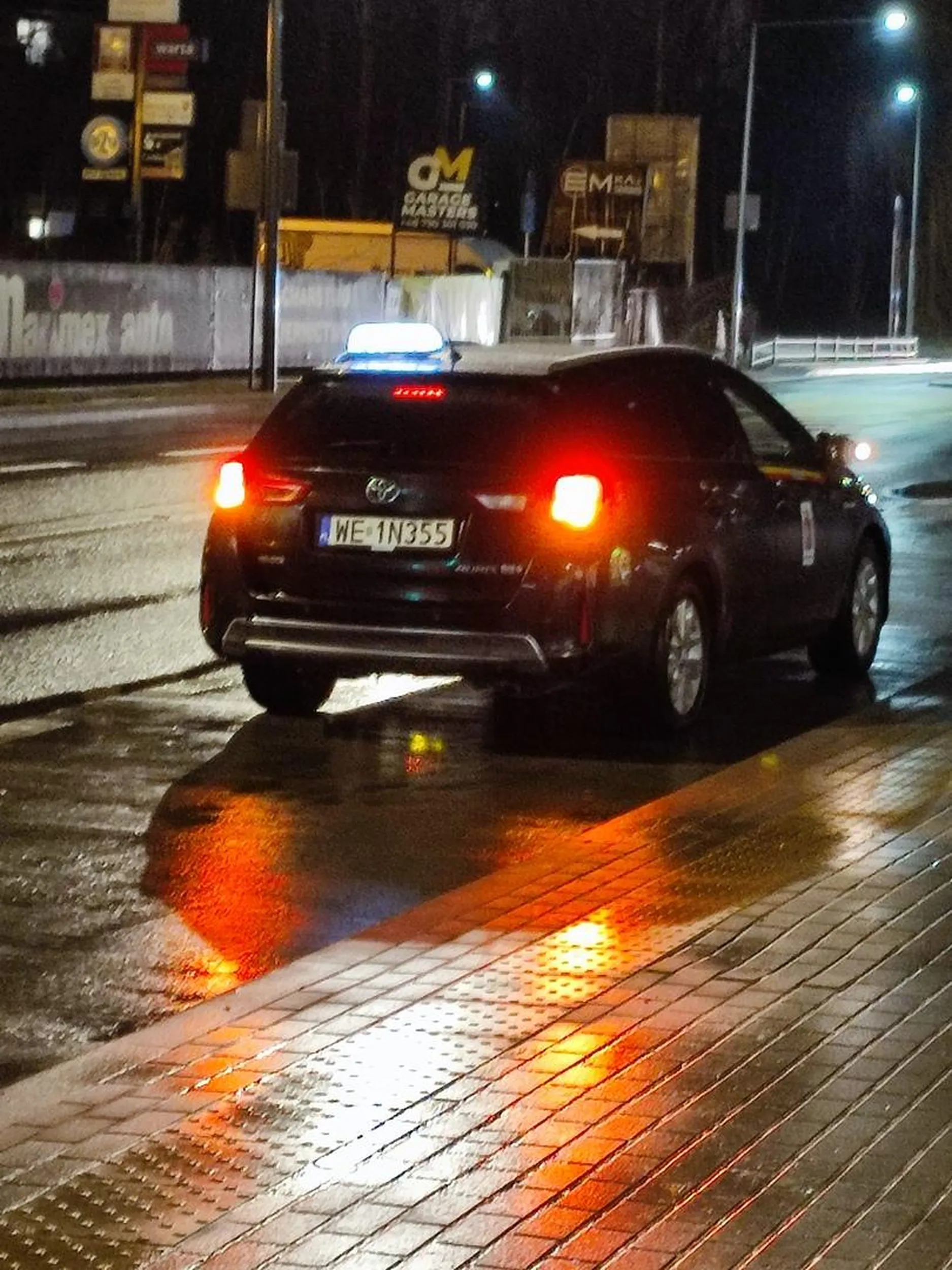 Naucz się kretynko jeździć zamiast się brać za jeżdżenie złotówą. Światło do warunkowego skrętu jest równoznaczne ze światłem STOP, więc twoim obowiązkiem jest się zatrzymać, a nie wjeżdżać na przejście na którym  już są piesi.