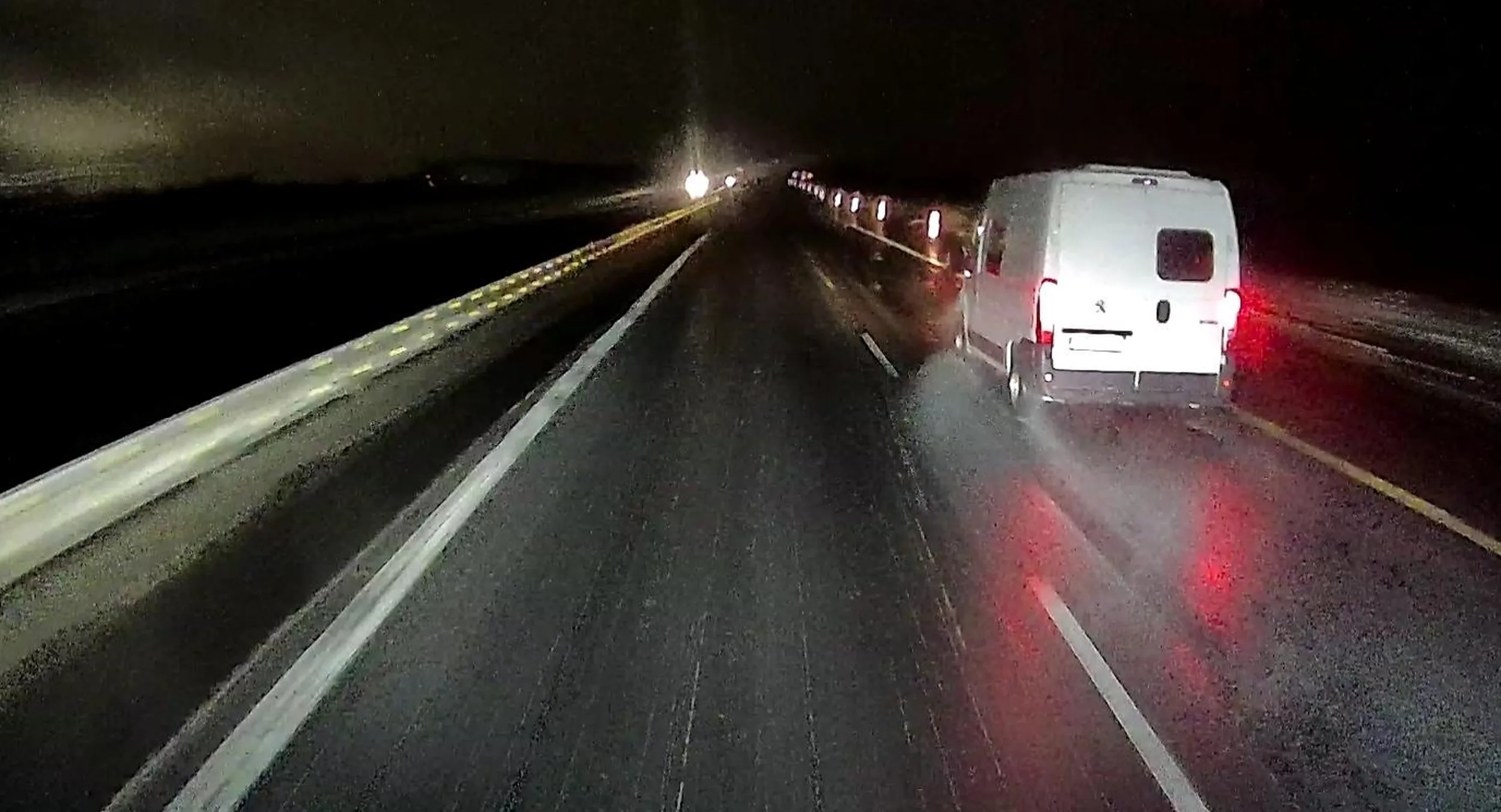 Typowy busiarz wyprzedza po to żeby zwalniać przed kabiną, jak próbujesz go wyprzedzić to dodaje gazu. Jak trzeba być w życiu beznadziejnym żeby tak robić. Film wysłany na stop cham.