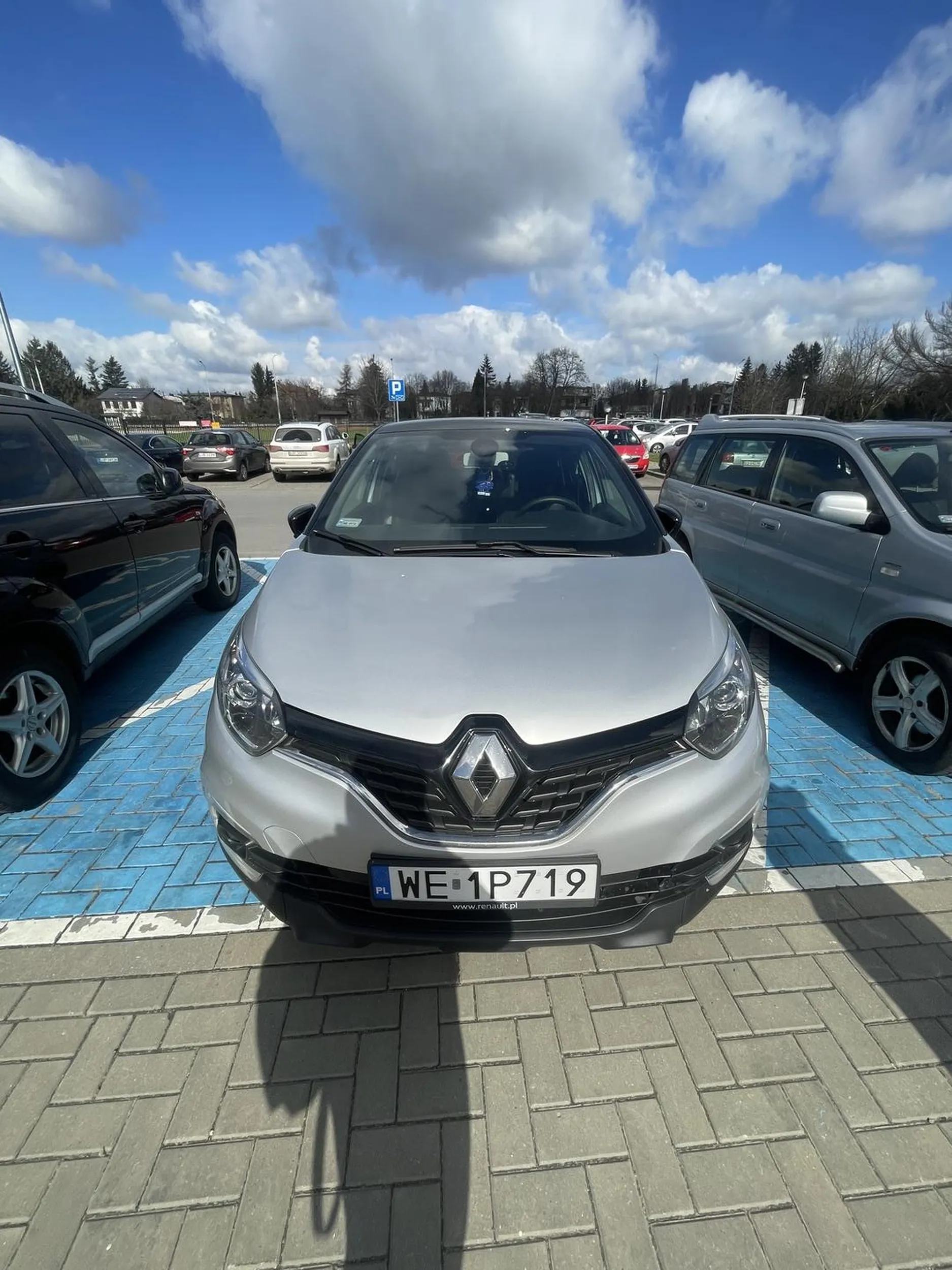 Parkuje na miejscu dla niepełnosprawnych mimo że nie posiada uprawnień do parkowania na tym miejscu