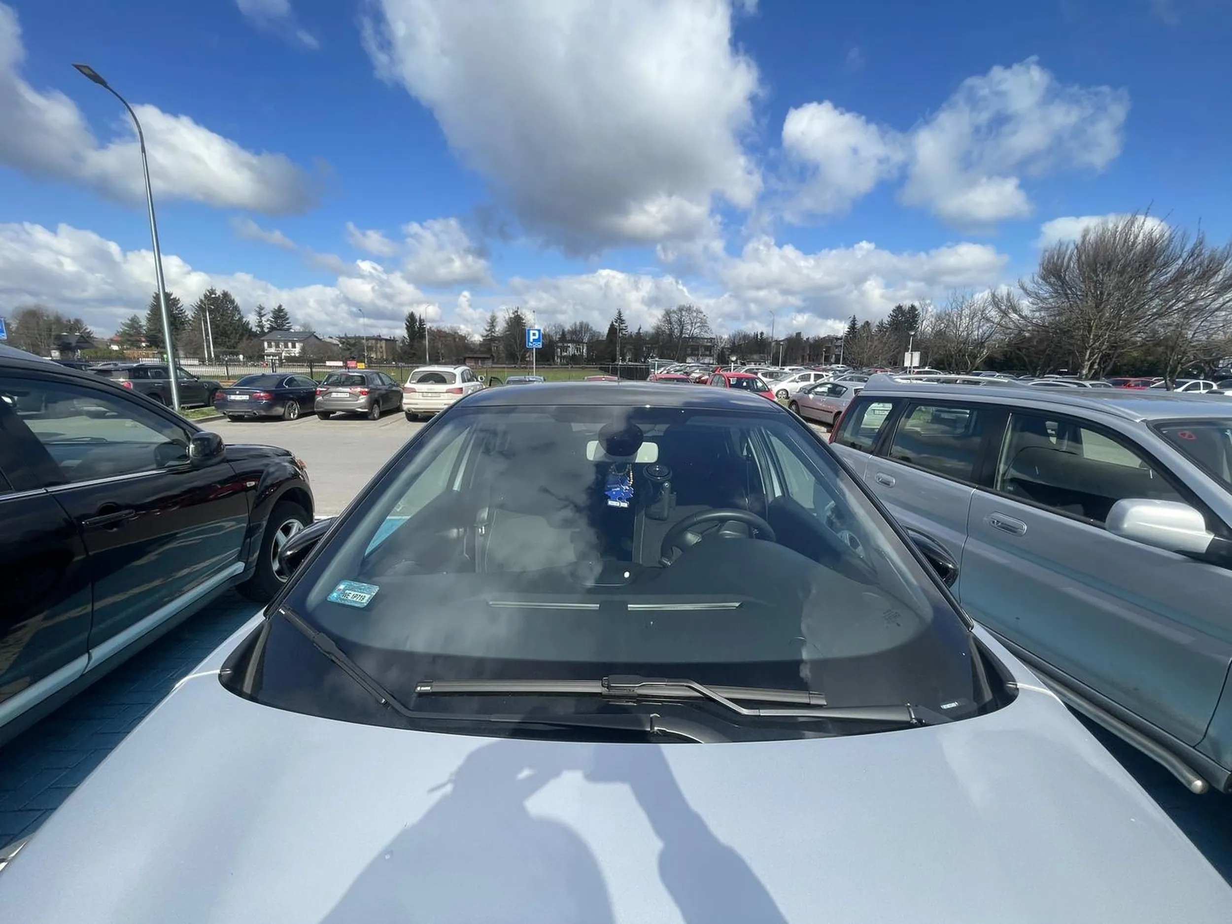 Parkuje na miejscu dla niepełnosprawnych mimo że nie posiada uprawnień do parkowania na tym miejscu