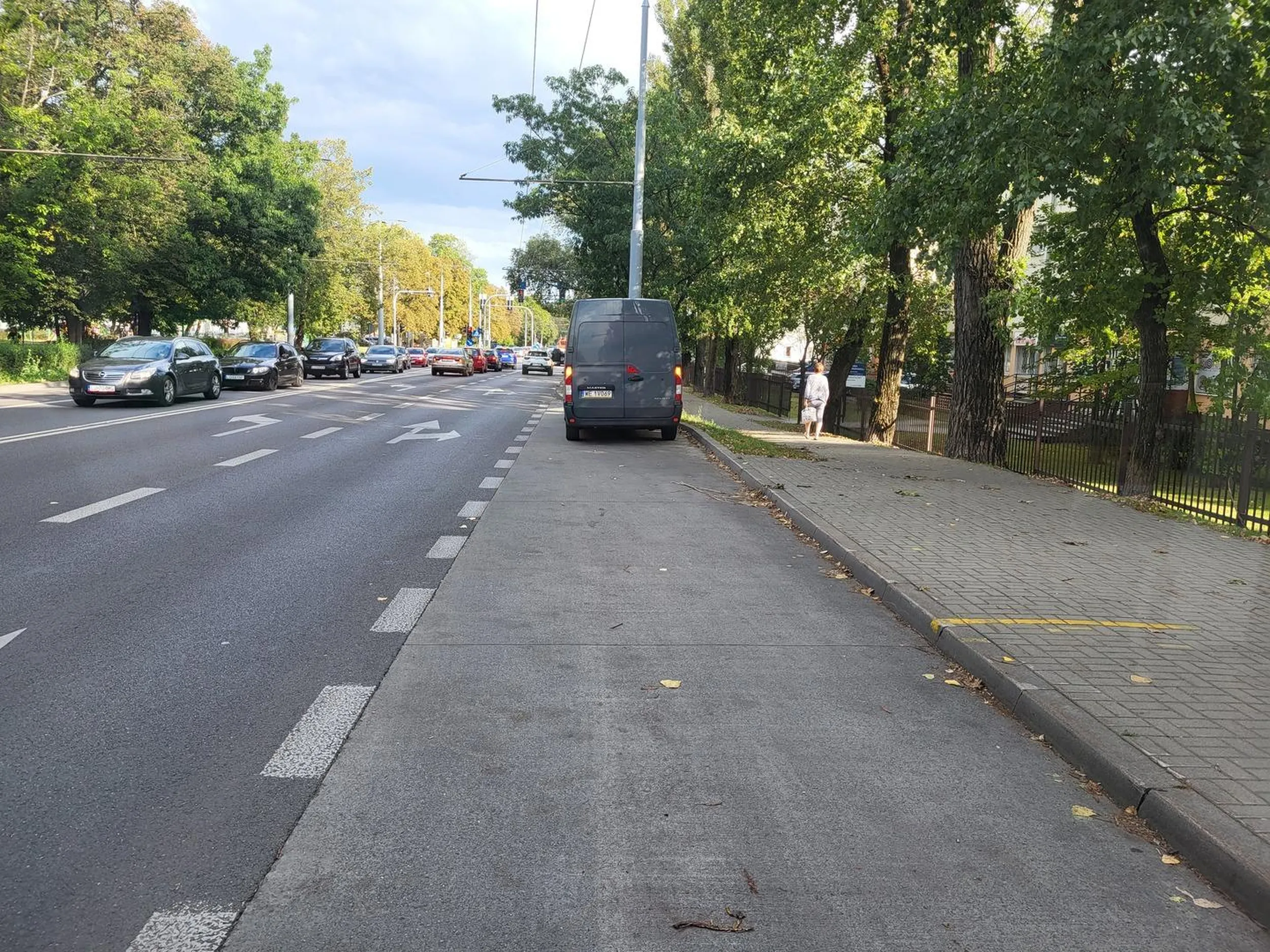 Art. 49. 1.9. Zabrania się zatrzymania pojazdu w odległości mniejszej niż 15 m od słupka lub tablicy oznaczającej przystanek, a na przystanku z zatoką - na całej jej długości