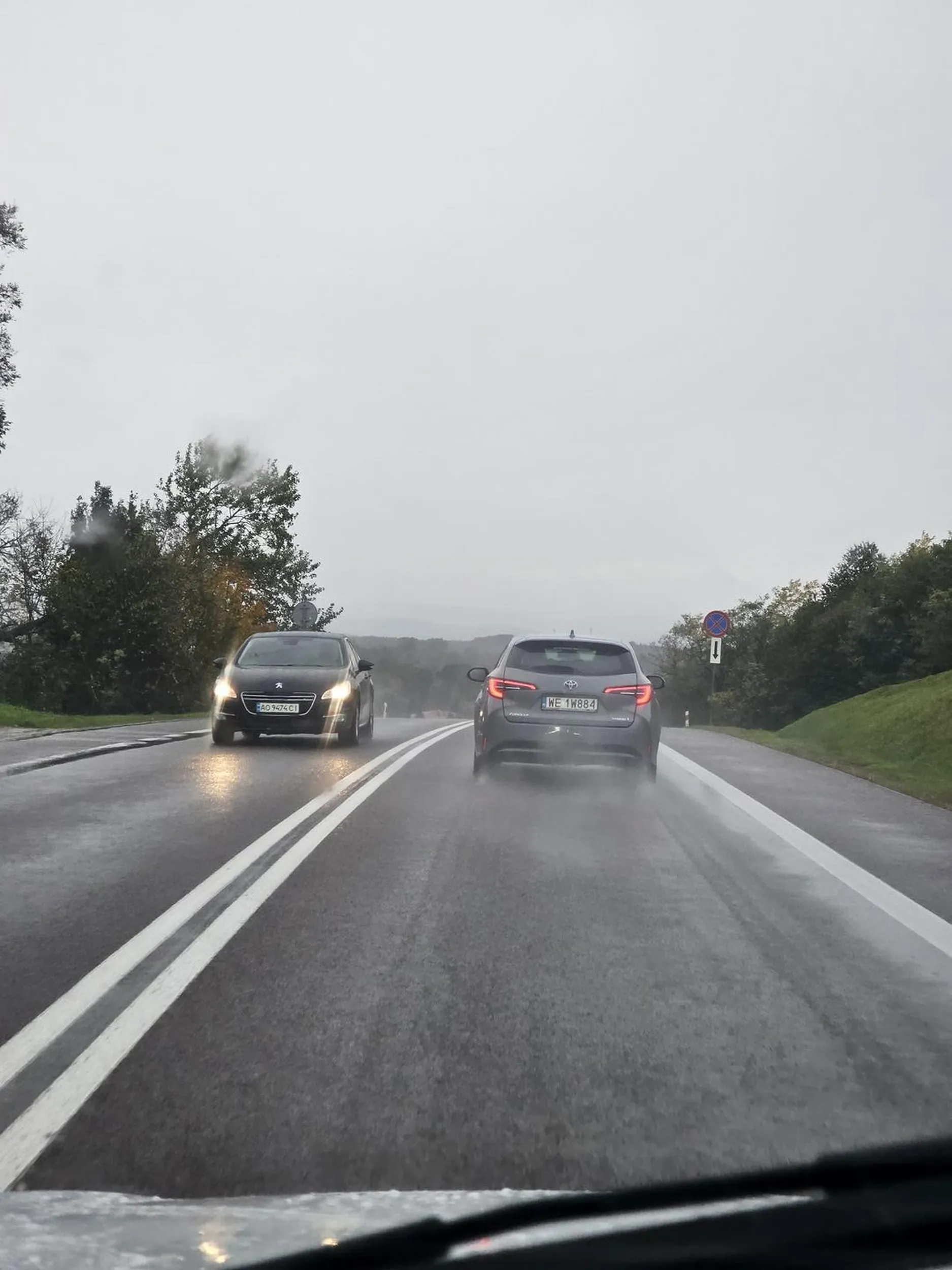 Jakim trzeba być bucem żeby wyjeżdżać w deszczu zaraz przed jadący samochód z zatoczki autobusowej?