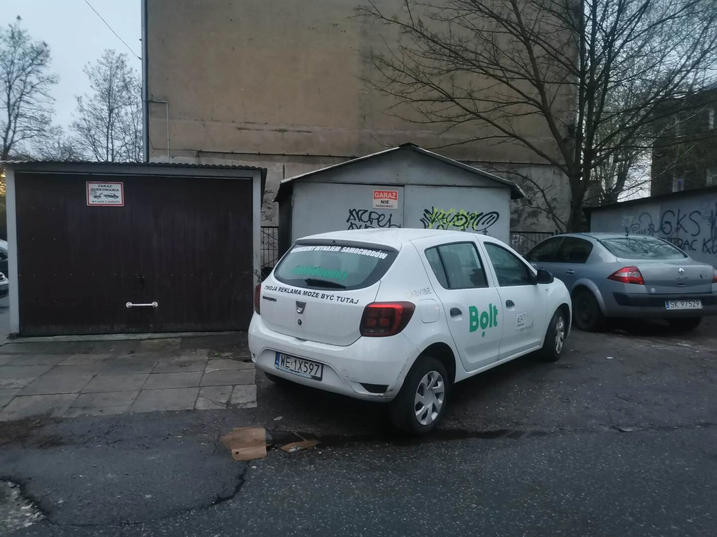 Ewidentnie ma problemy ze zrozumieniem oznakowania. Omijać tę taksóweczkę szerokim łukiem