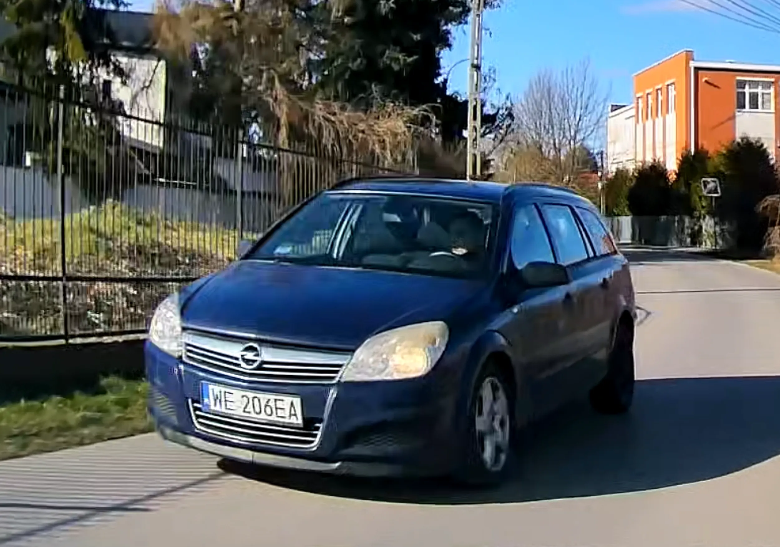 Gapi się w telefon zamiast na drogę, nie uważa na inne samochody.