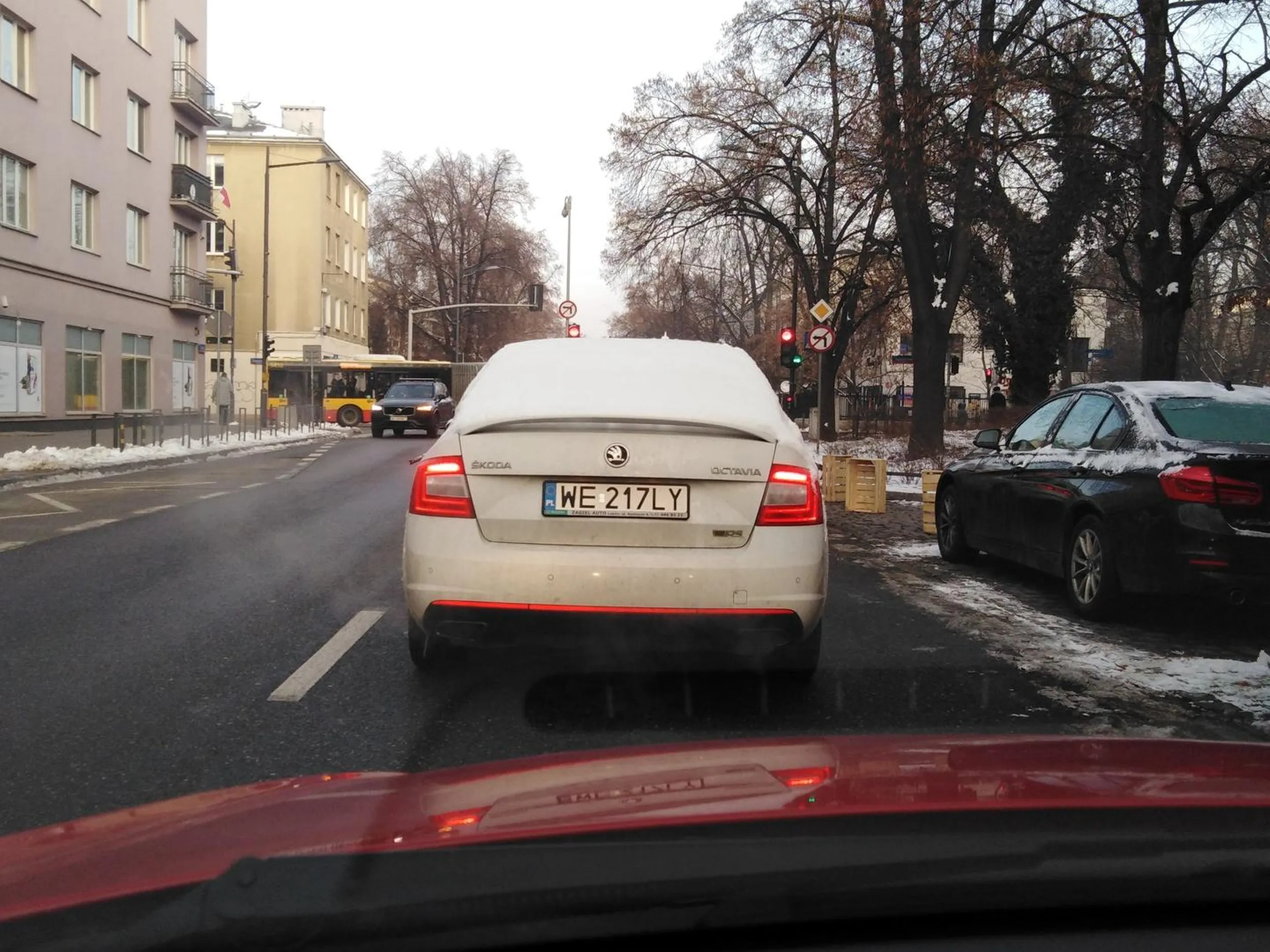 Leniowi nie chciało się nawet odśnieżyć tylnej szyby.