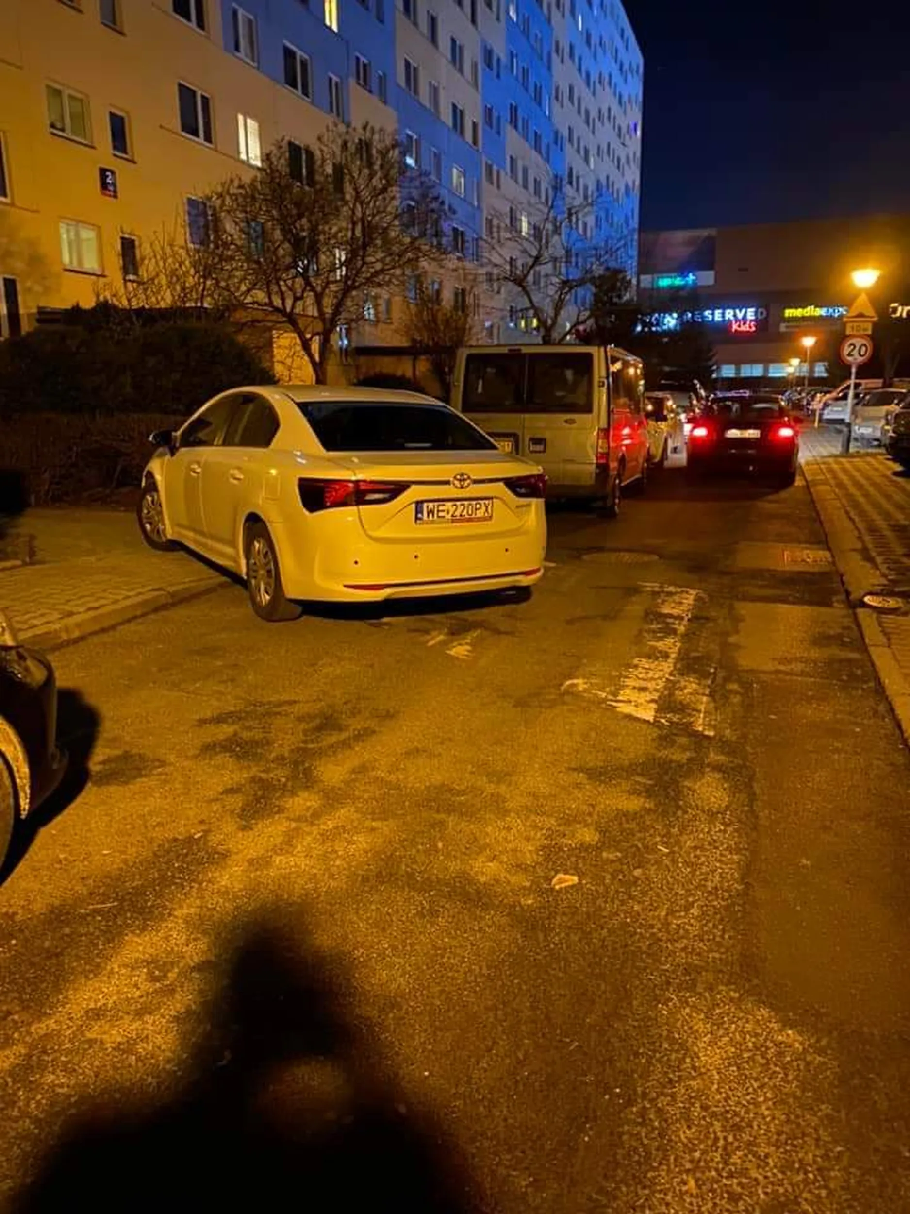 Parkować również nie potrafi. Nie ma jak rozejść chodnikiem...