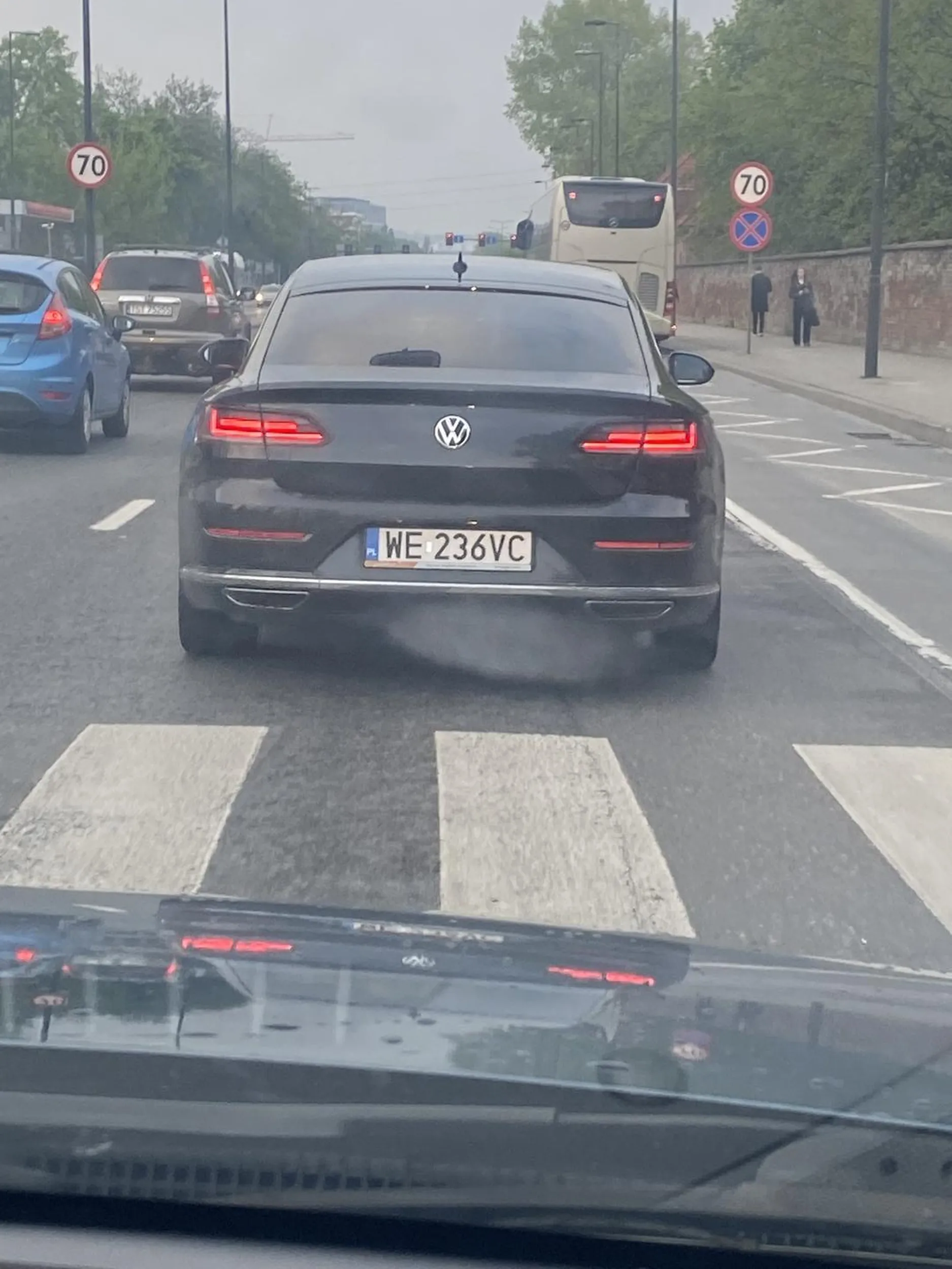 Typ i typiara wyrzucają pety za okno. Proszę się tak zachowywać w Warszawce, a nie w Krakowie. Nie pozdrawiam