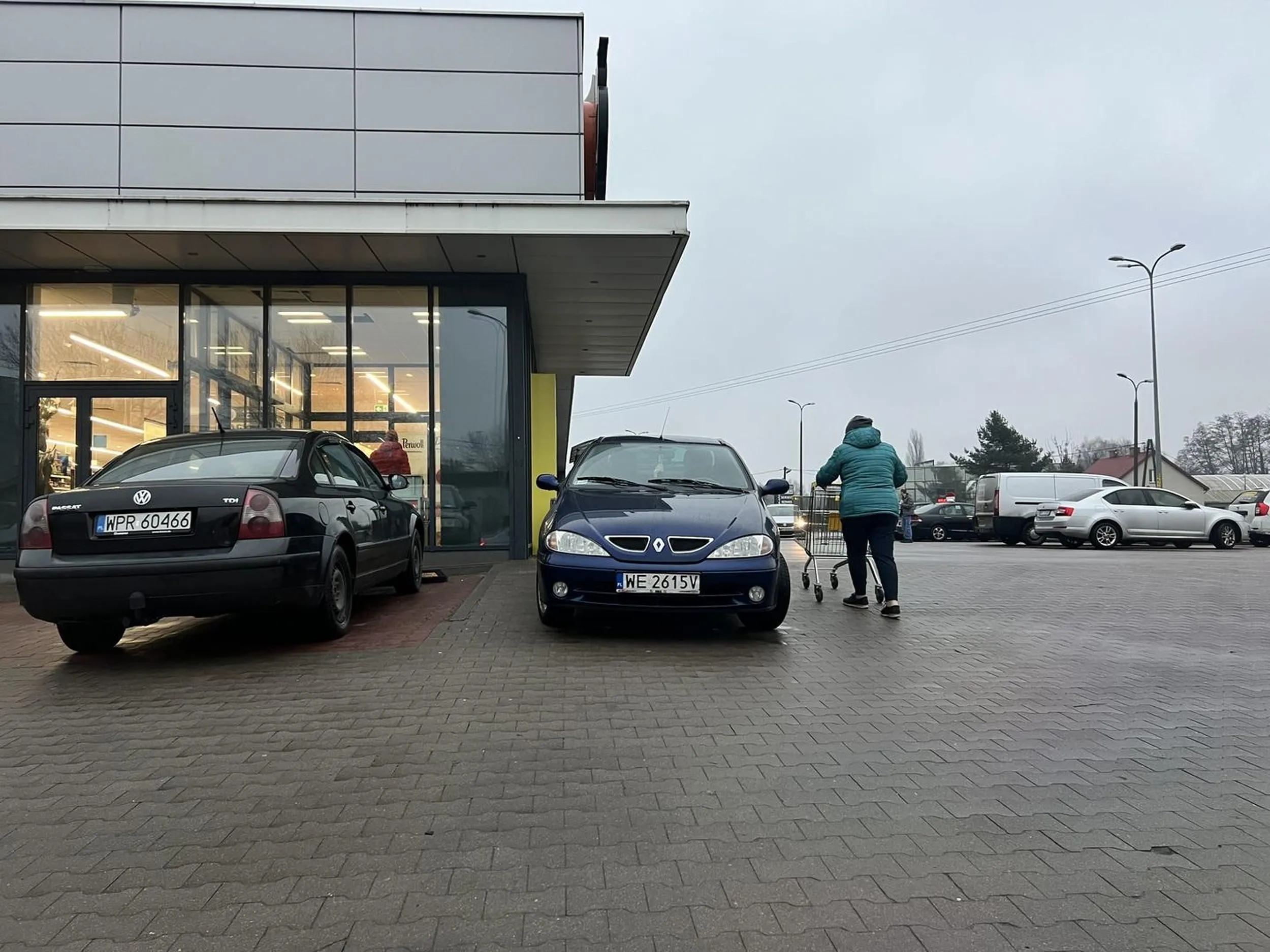 Ameba parkingowa, zastawia drogę bo ciężko postawić na miejscu do tego wytyczonym, Pruszków, al. Jerozolimskie 454.