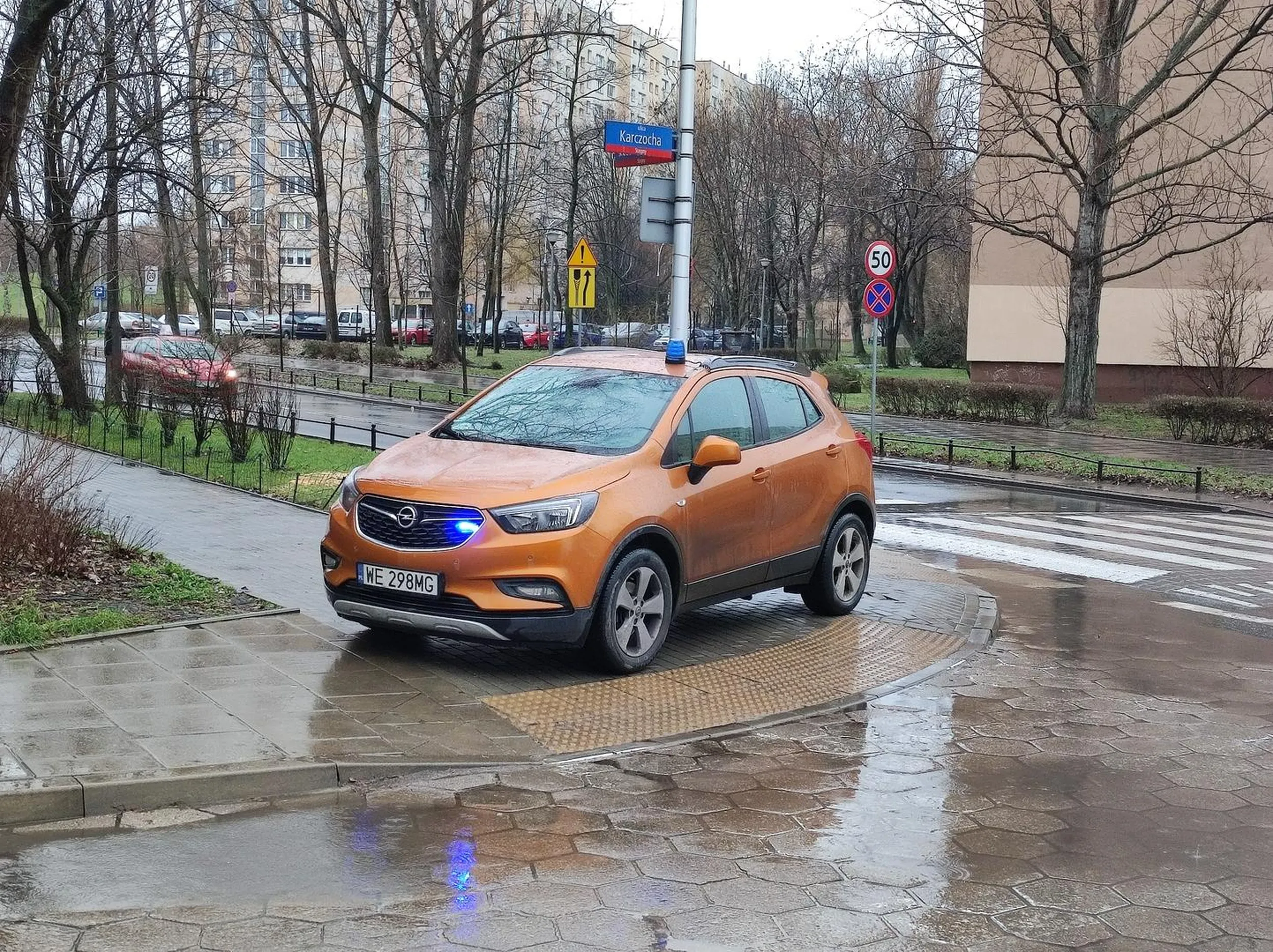 Może i na sygnale ale serio trzeba całe przejście zastawić!