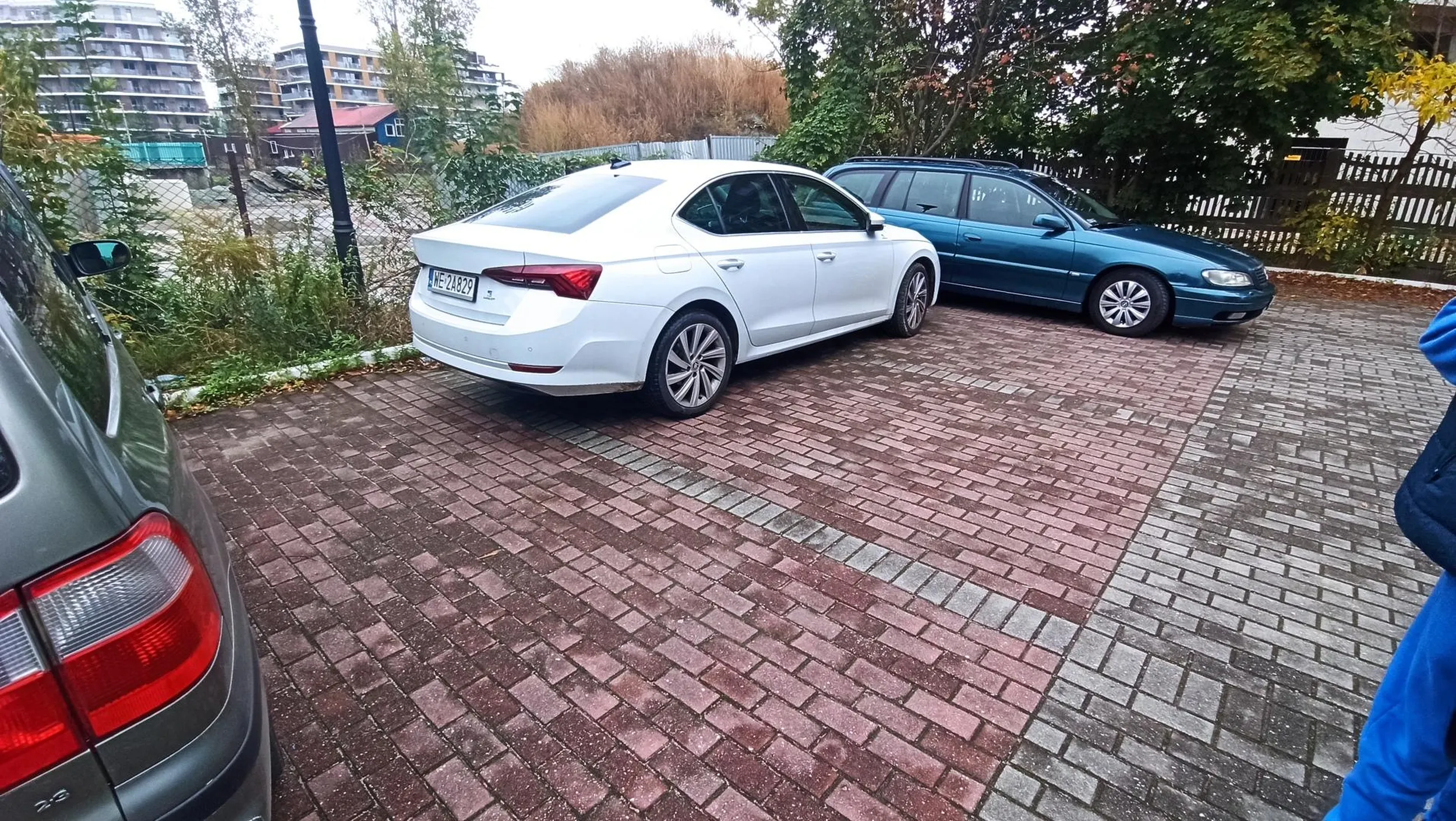 Wjeżdża na prywatny parking i zajmuje 3 miejsca stając w poprzek