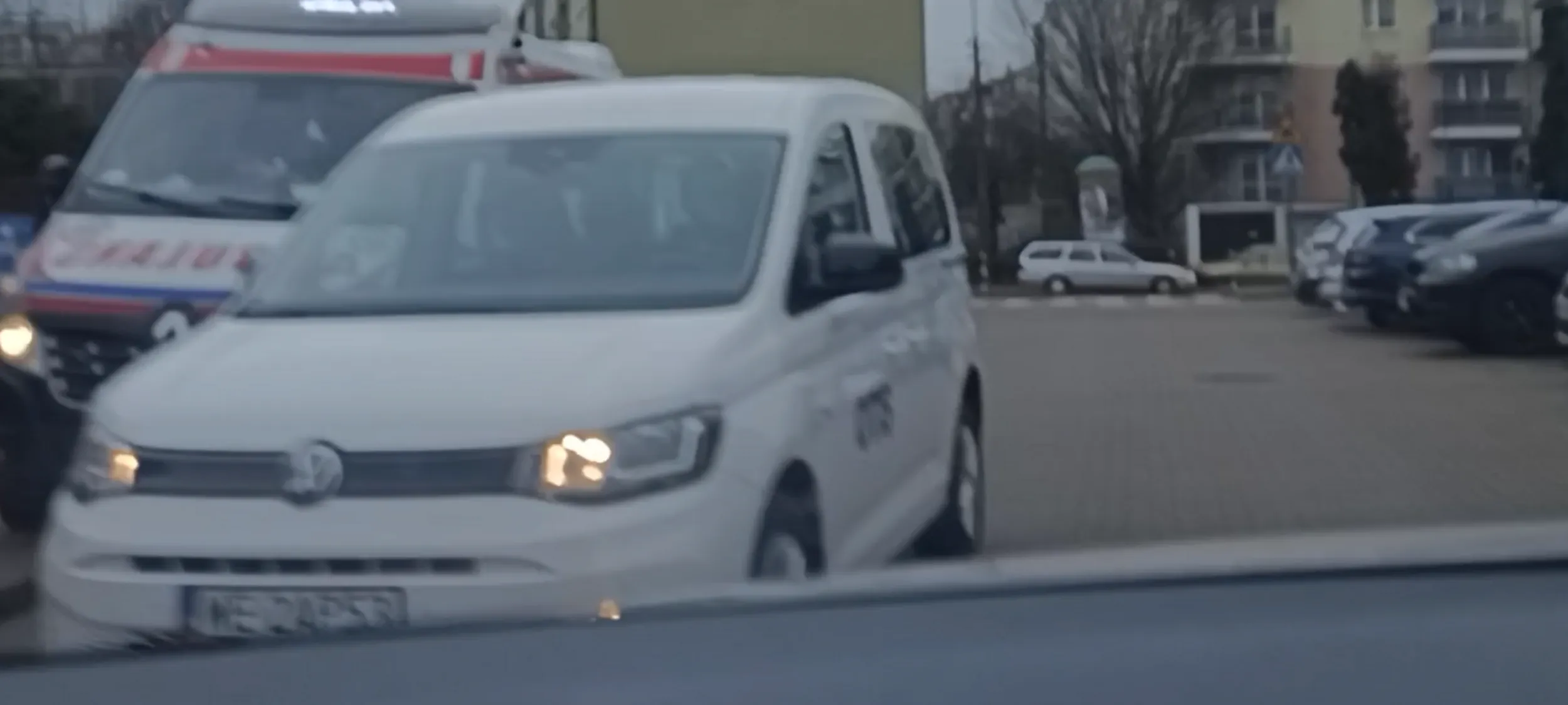 Pacan wymusił pierwszeństwo przejazdu omijając karetkę, i prawie we mnie uderzył. Pewnie głosował na Tuska i Sienkiewicza, więc też teraz  uprawia bandyterkę jak oni.