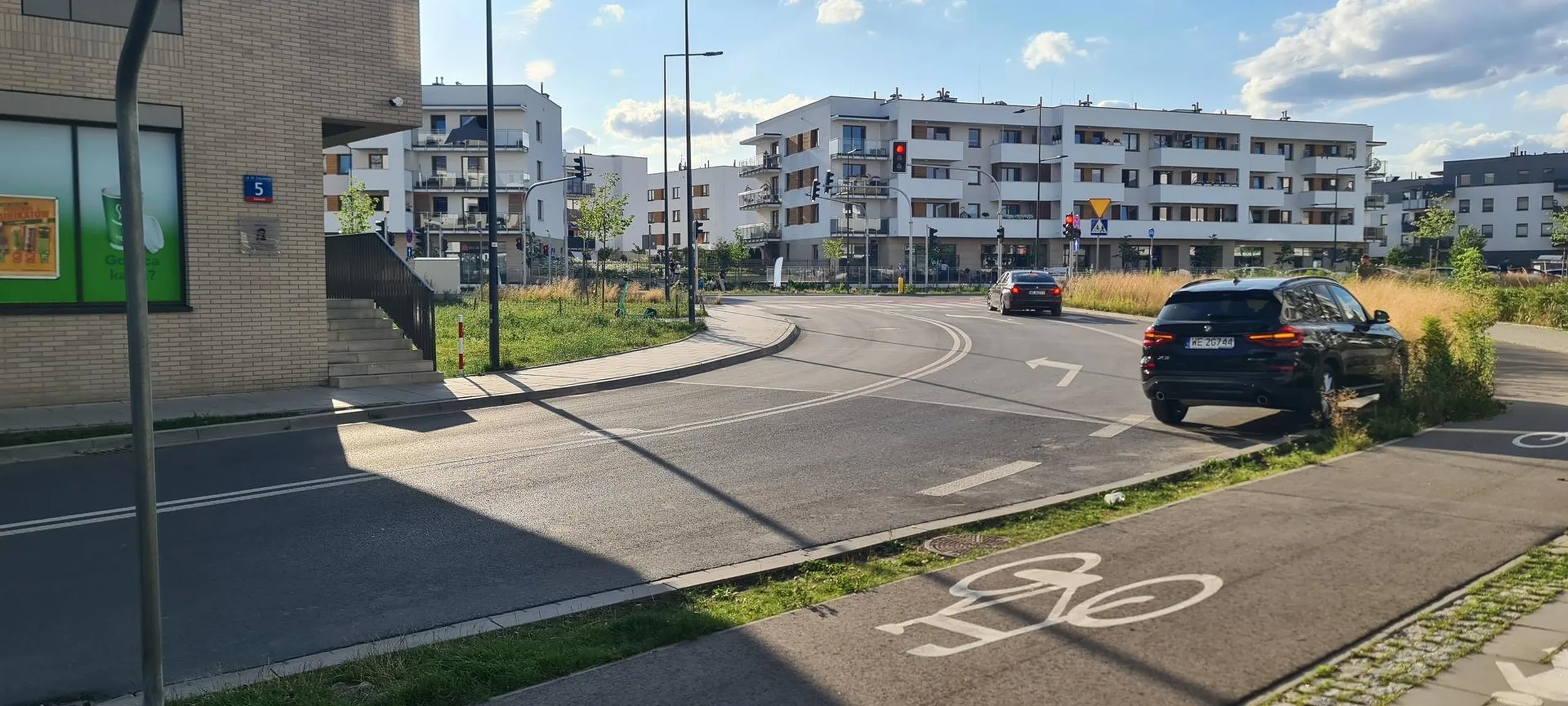 Pani z uszkodzonym pojazdem poszła po części do żabki by dokonać szybkiej naprawy po powrocie.