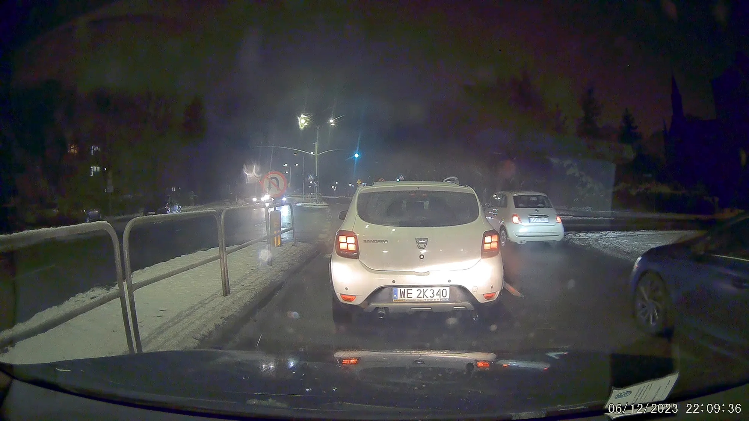 Władca lewego pasa tamuje ruch a gdy już widzi że z tyłu nie ma pojazdu to jedzie dużo szybciej.