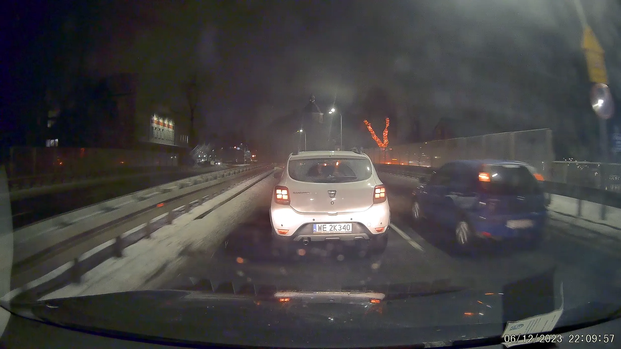 Władca lewego pasa tamuje ruch a gdy już widzi że z tyłu nie ma pojazdu to jedzie dużo szybciej.