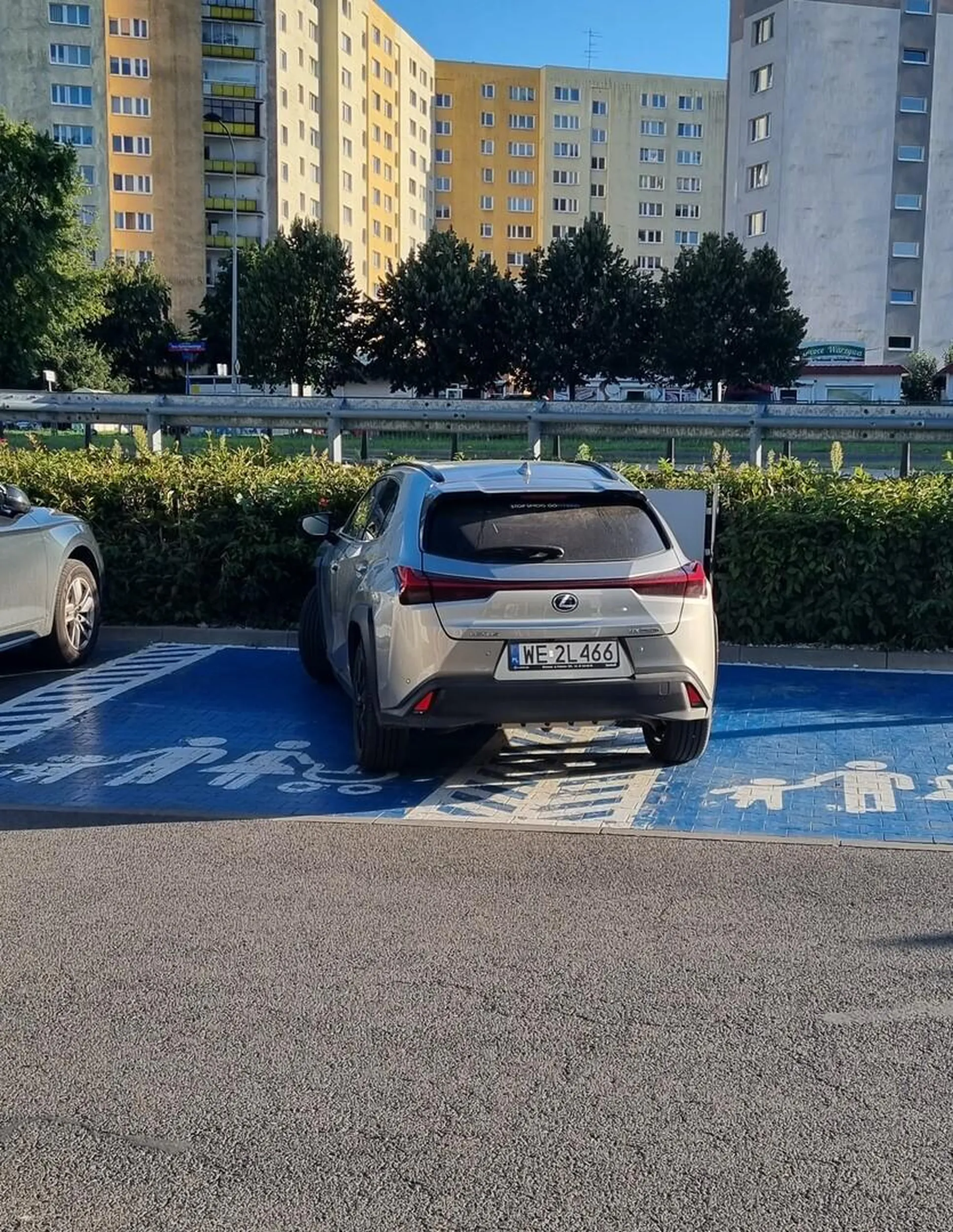 Parking odzwierciedla umiejętności na drodze, wyjeżdżając prawie potrąciła 2 osoby