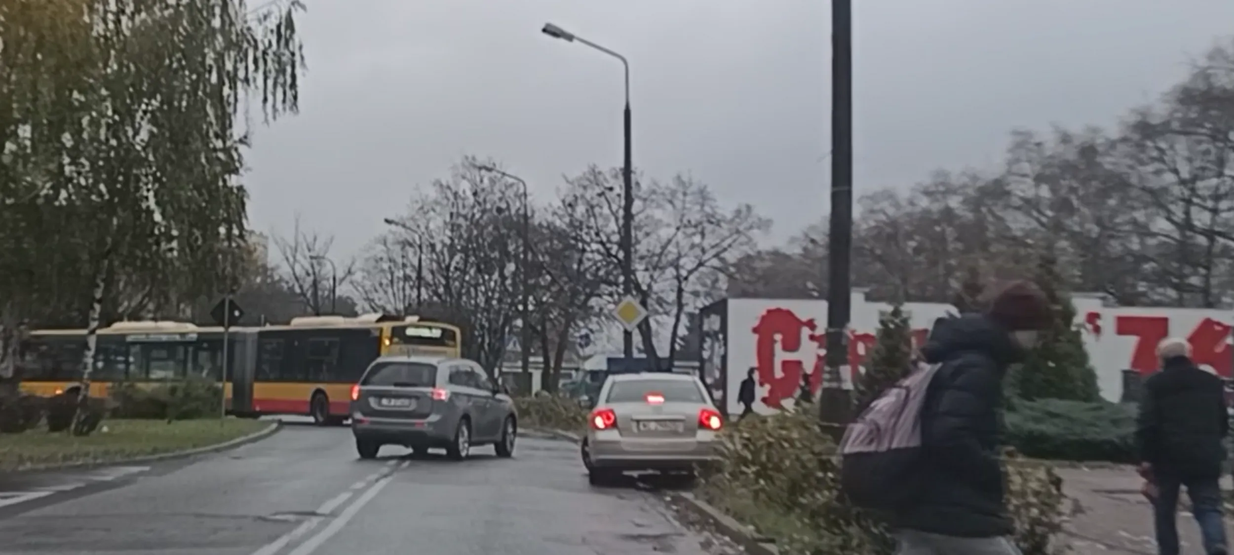 Parkuje na skrzyżowaniu