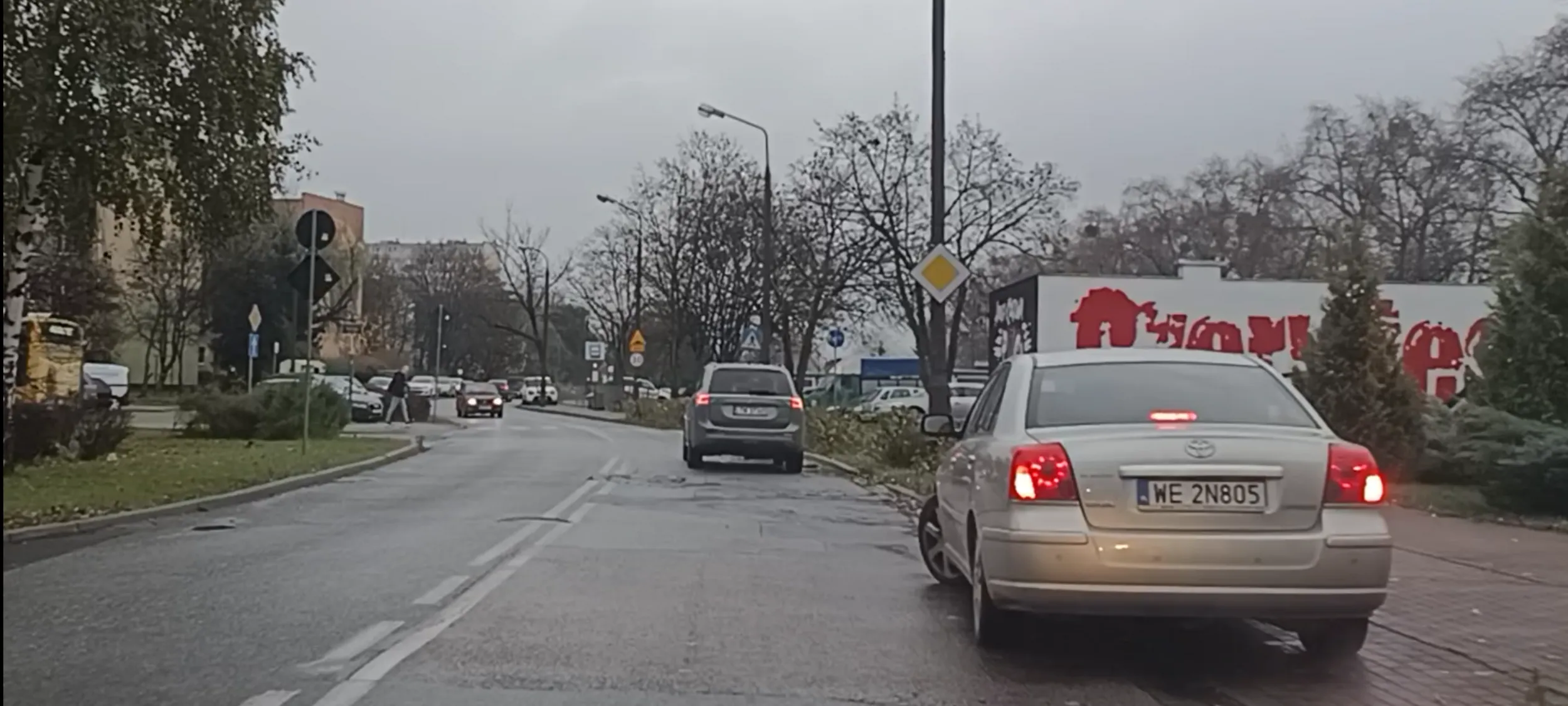 Parkuje na skrzyżowaniu