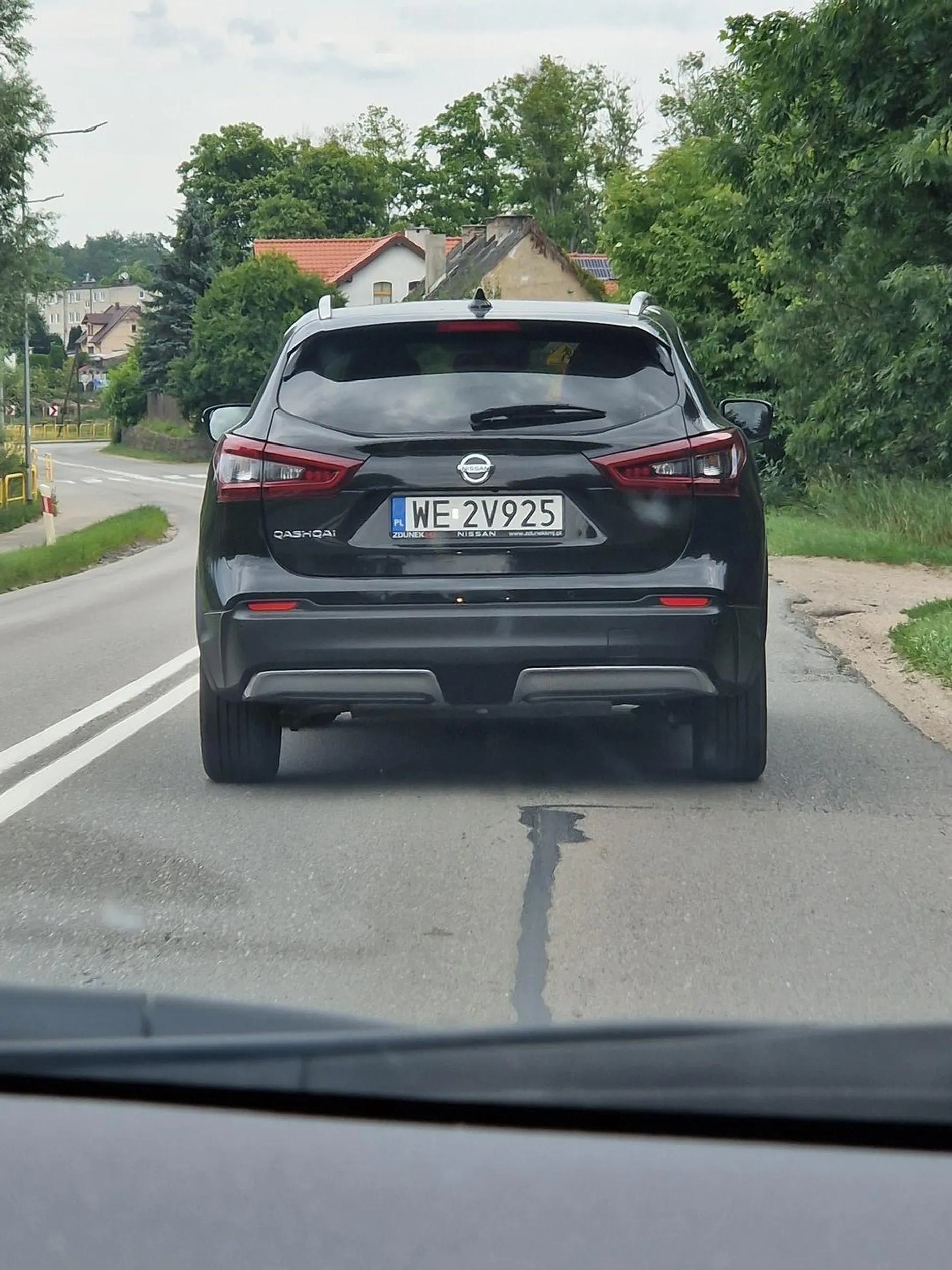 Człowiek chyba naje.... . Jedzie tak wolno że w poza zabudowanym stworzył kilkusetmetrowy korek.
