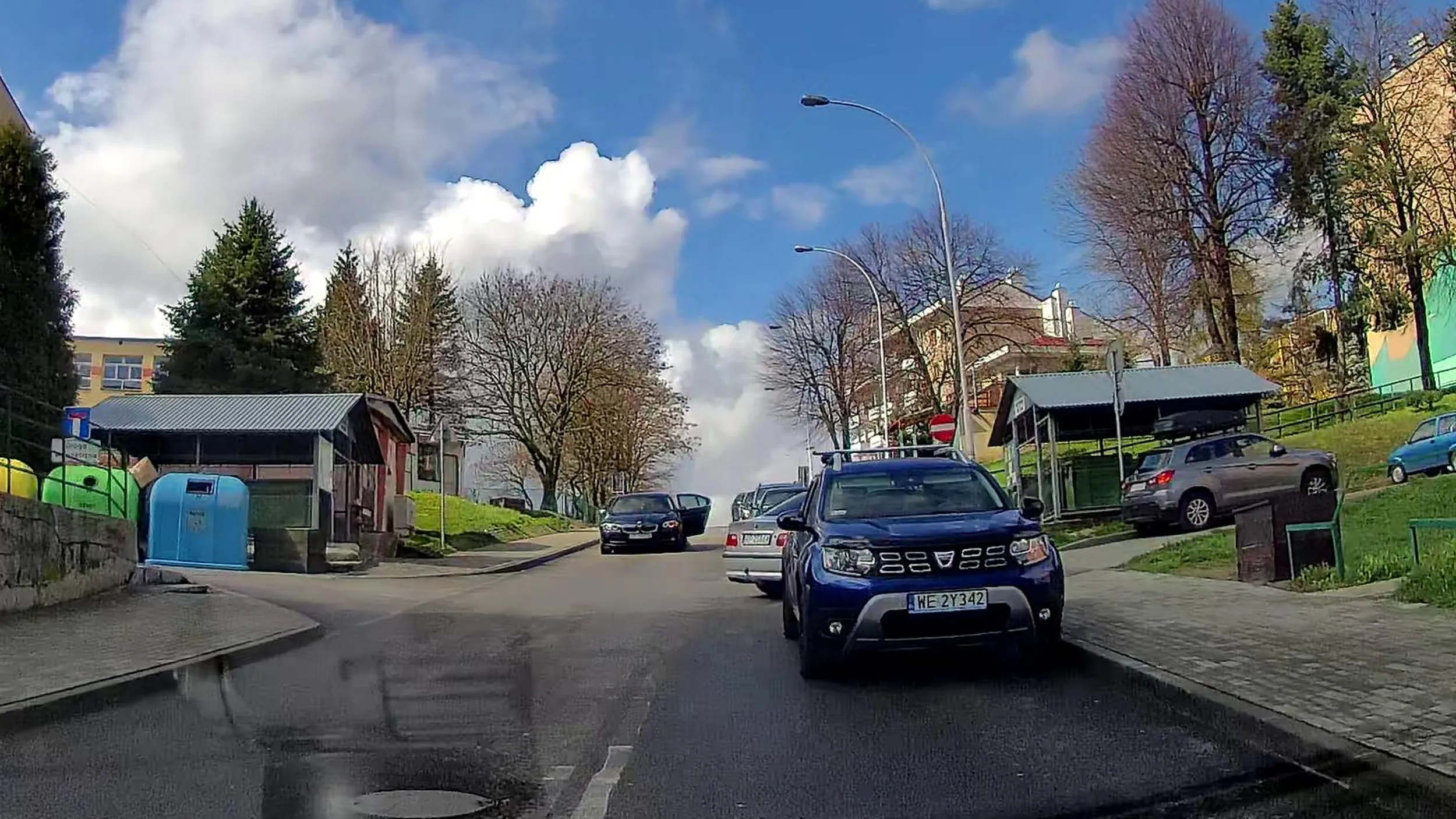 Typek zablokował osiedlową drogę i zaparkował przy linii ciągłej zmuszając innych do jazdy pod prąd.