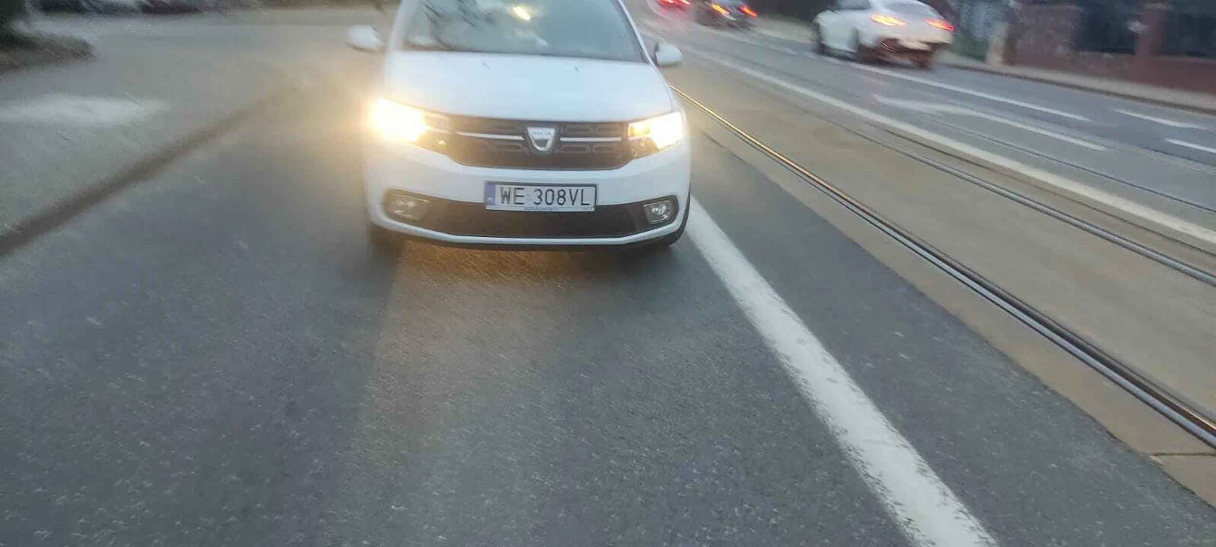 Burak zapier... po mieście 70km/h, gdy ktoś 500m przed nim wyjeżdża ze skrzyżowania i od razu przyśpiesza do 50m żeby nie wyhamowywać tego za sobą, to z premedytacją podjeżdża na zderzak, miga i oślepia  przez pół kilometra światłami, potem wyprzedza na martwym, zajeżdża droge i wychodzi kozaczek z pałką teleskopową, aby przekonać do swojej racji. Zabrać prawojazdy, skierowac na terapię i przymusowe prace społeczne biedazłotówę.