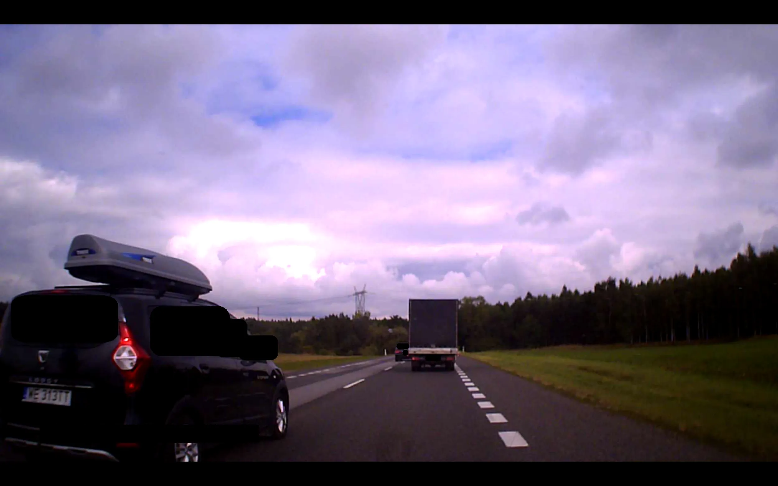 Nie potrafi wyprzedzać szeroko, a parę minut później wyprzedzał na wzniesieniu i czołówkę.