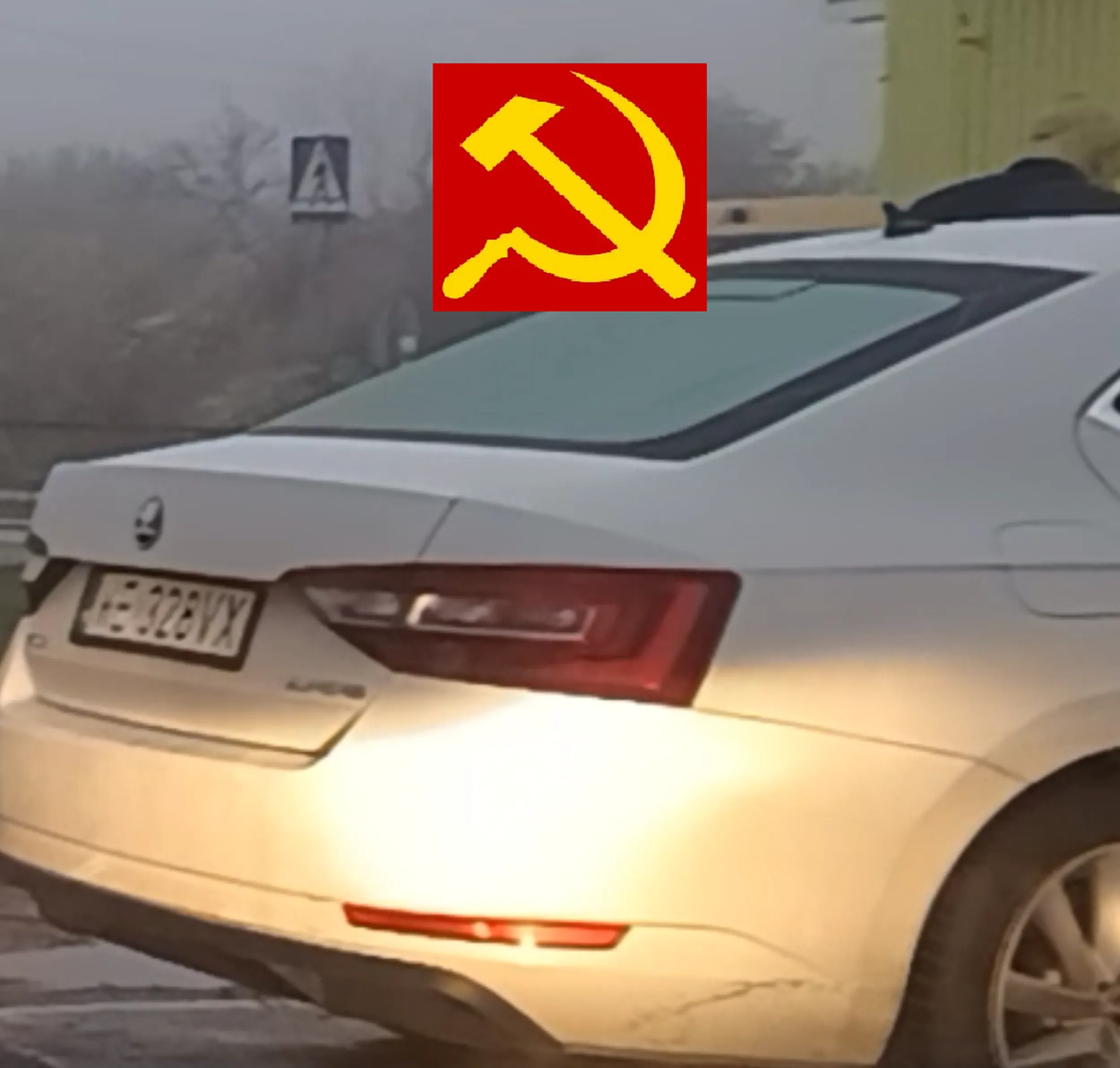 Kierowca parkuje na miejscu dla niepełnosprawnych bez posiadania uprawnienia.