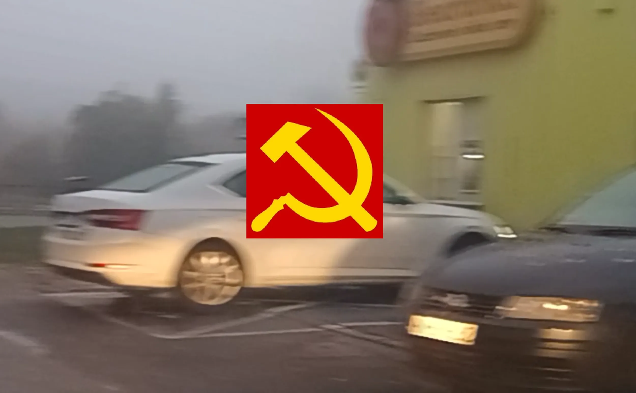 Kierowca parkuje na miejscu dla niepełnosprawnych bez posiadania uprawnienia.