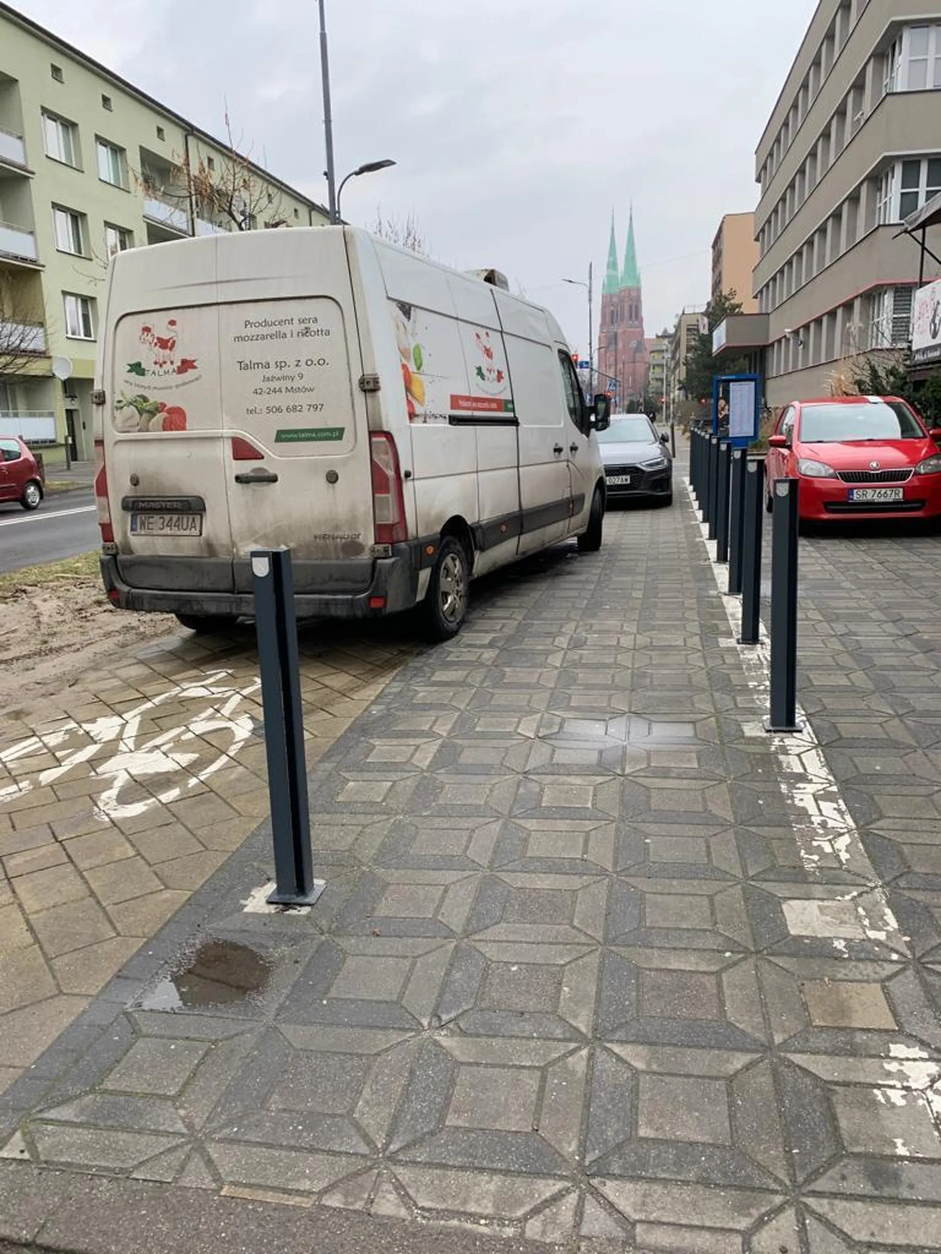 Niszczenie pasa zieleni, rajdy po chodnikach i drodze rowerowej. Cofanie na pieszych. Wszystko w centrum miasta, przy szkole. Bandyta z miejsca powinien mieć zabrane prawo jazdy.