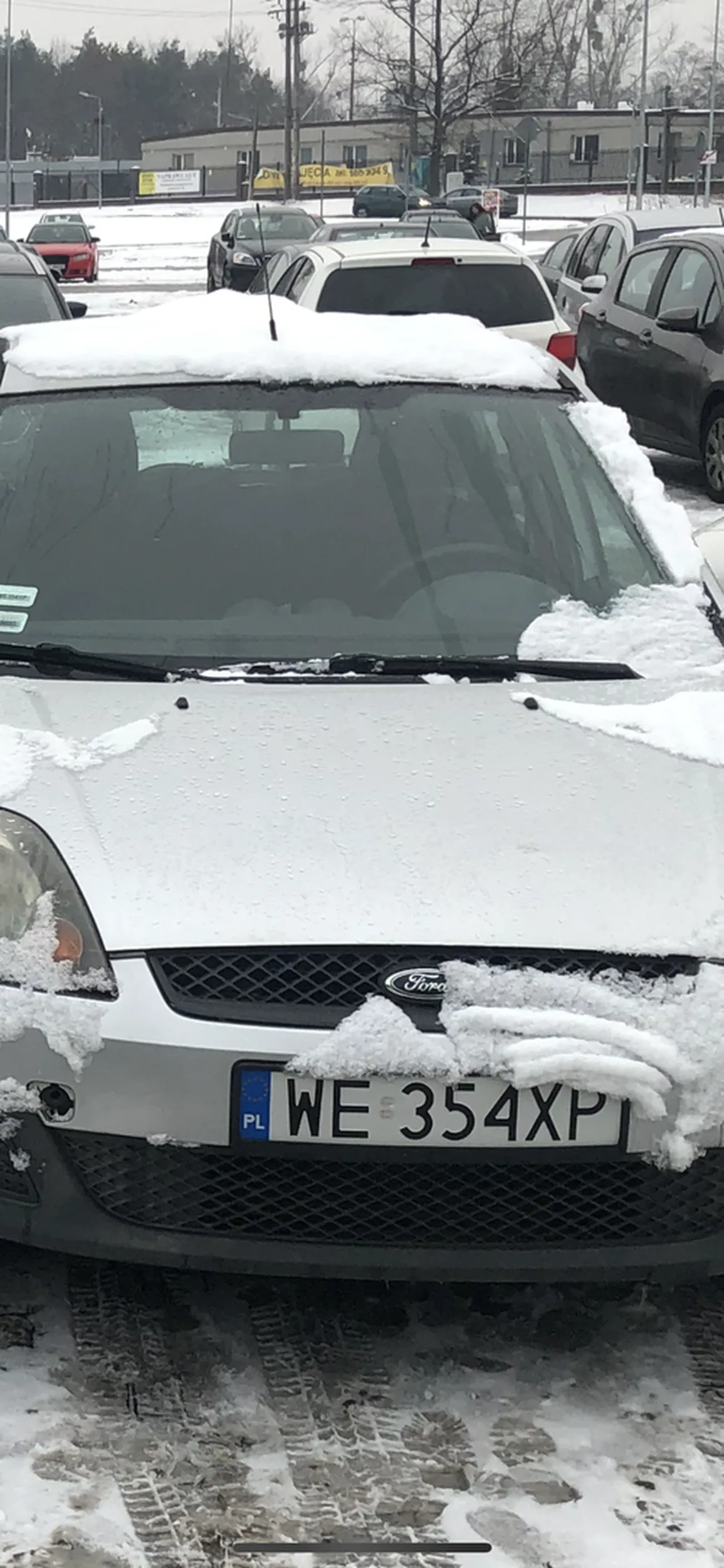 Jakaś stara raszpla jeździ fordzikiem Masakra ,chyba uciekła z wariatkowa !!jej jazda jest niebezpieczna!! Obija samochody na parkingach