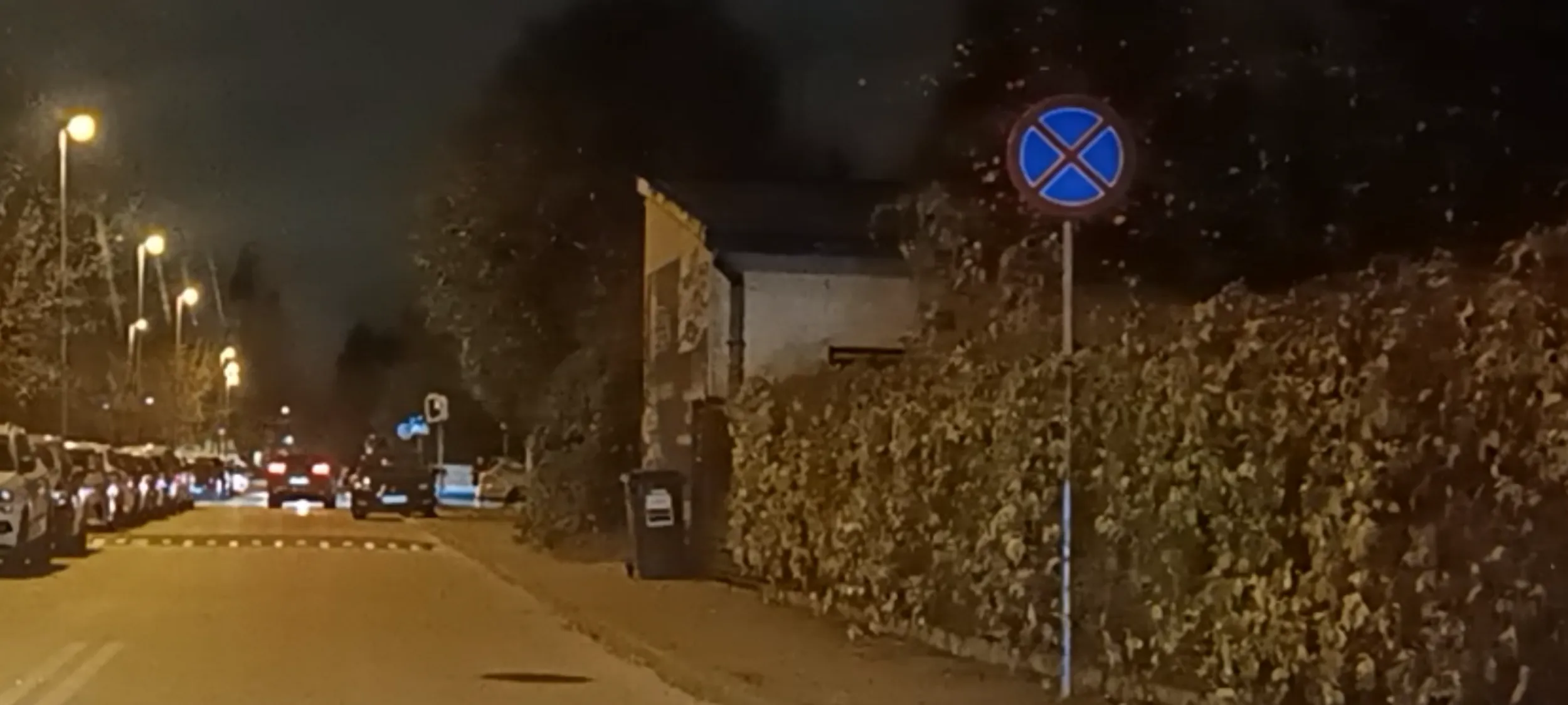 Stanął sobie na chodniku w miejscu zakazu i poszedł kupić wódkę na Helloween. Bardzo bardzo zły kierowca.