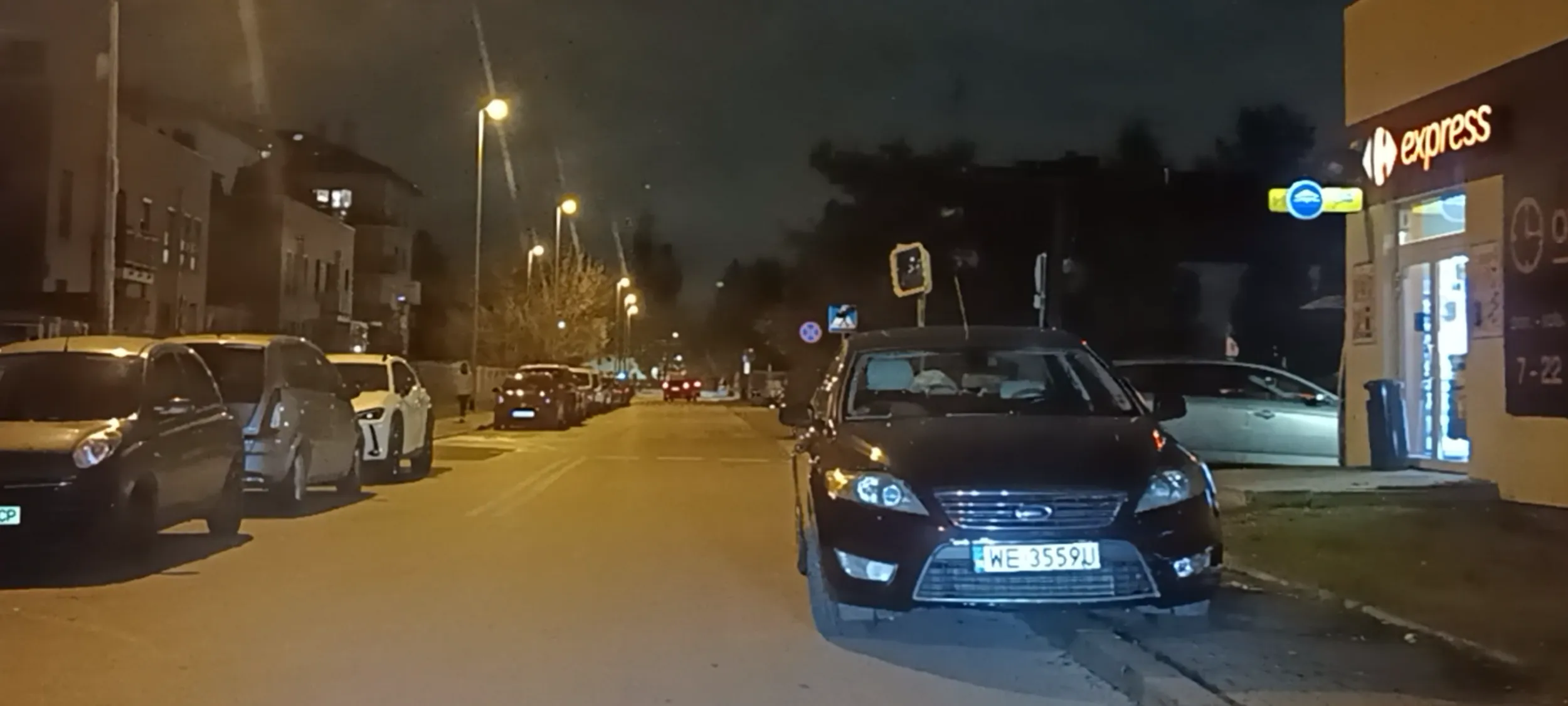 Stanął sobie na chodniku w miejscu zakazu i poszedł kupić wódkę na Helloween. Bardzo bardzo zły kierowca.