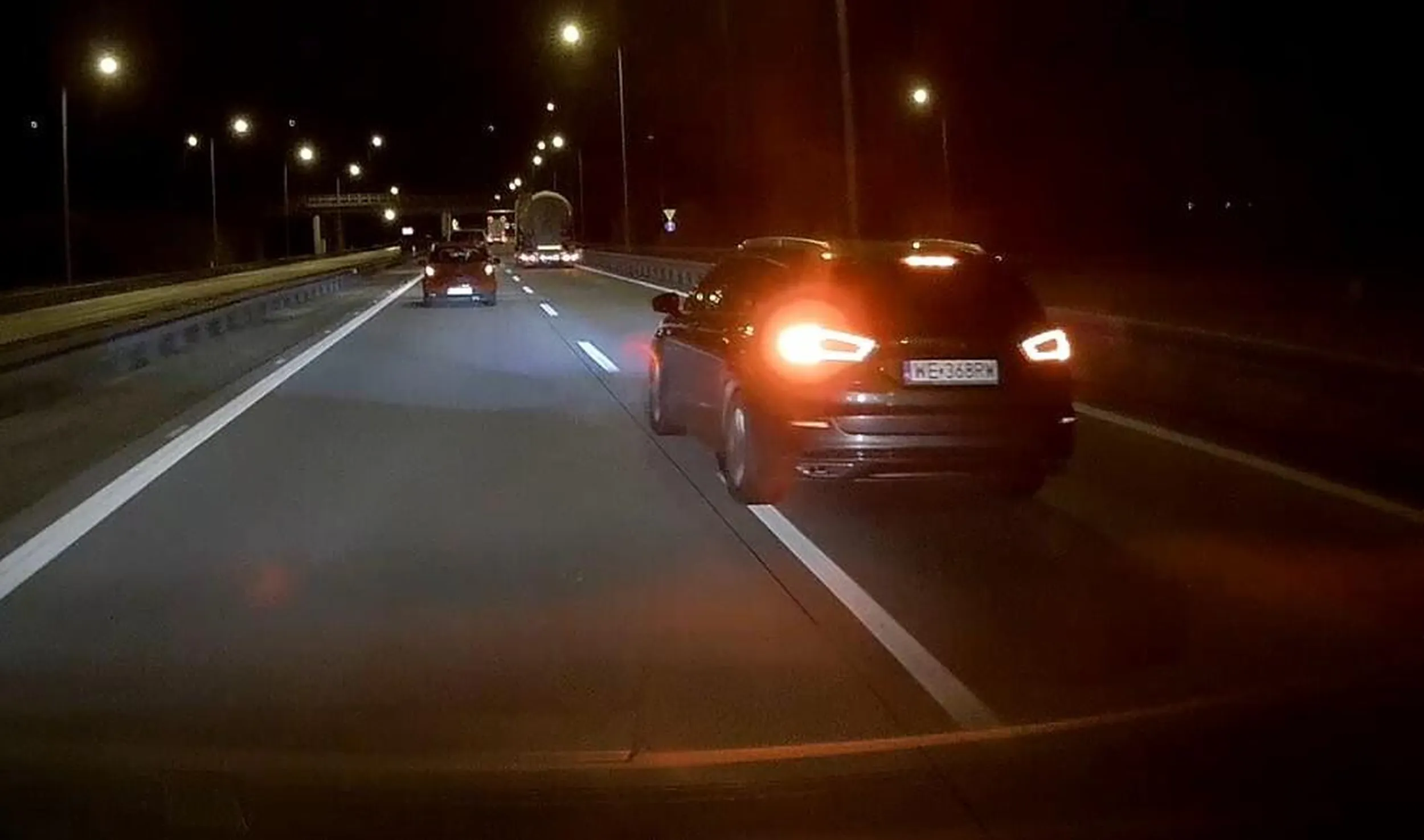 Pajac wyprzedza prawą stroną i wciska się przed maskę, po czym hamuje awaryjnie.