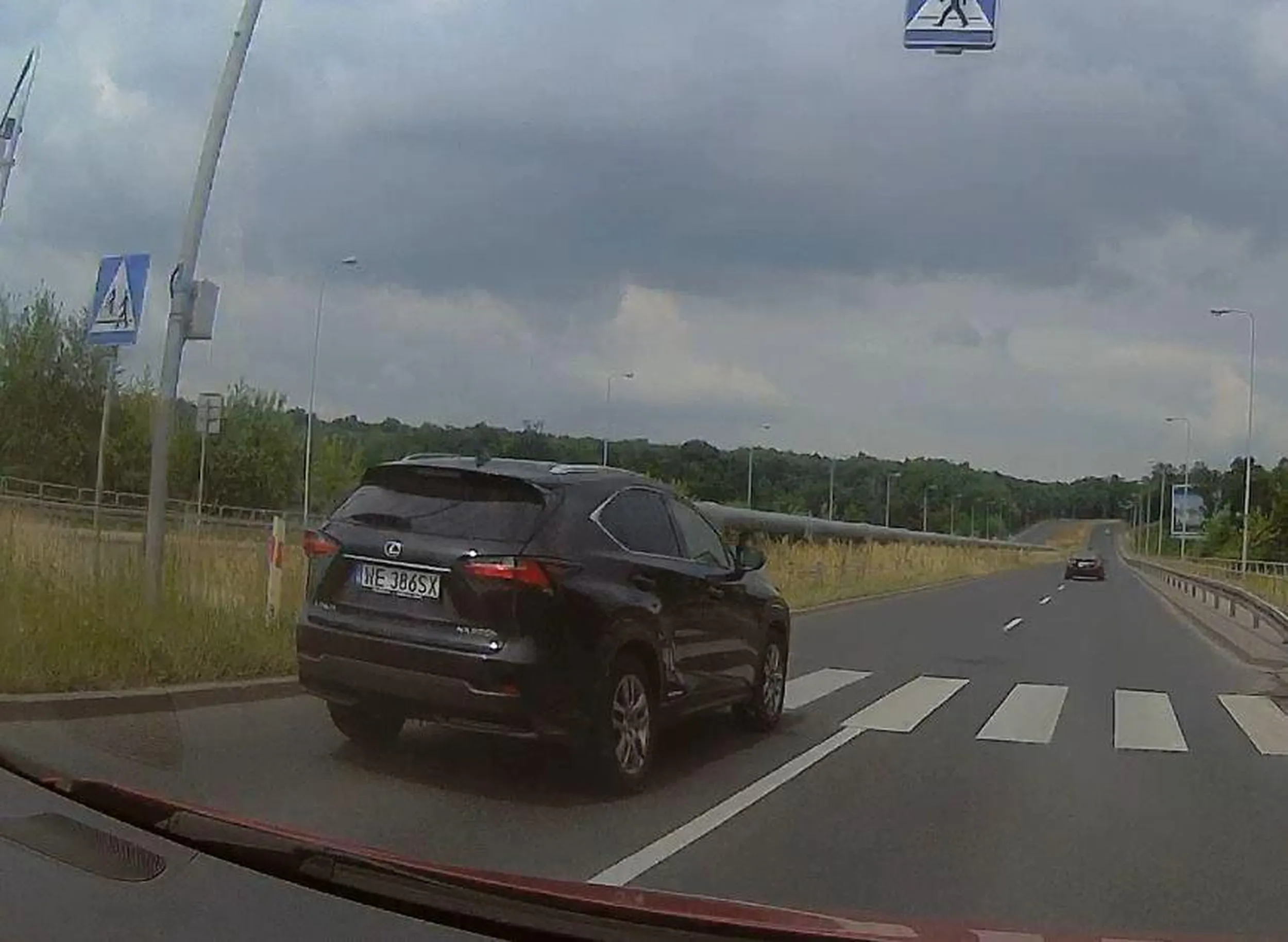 Wyprzedzanie przez skrzyżowanie i przed przejściem dla pieszych. Bravo!